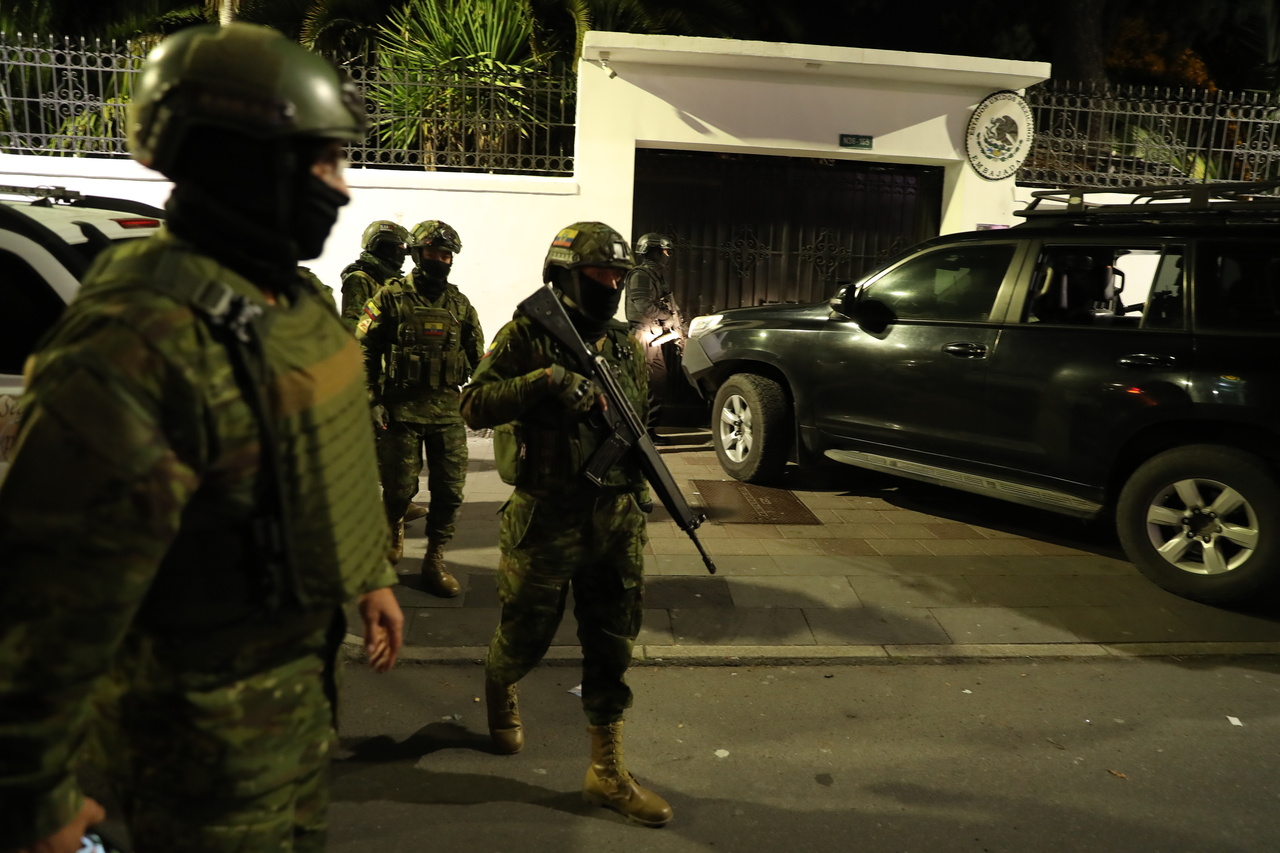 厄瓜多警方日前冲进墨西哥驻基多大使馆，强行逮捕在大使馆寻求庇护的前副总统葛拉斯。（欧新社）