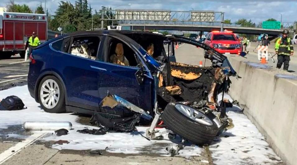 一名前苹果工程师2018年驾驶特斯拉车辆时启用「自动辅助驾驶」模式，结果发生自撞身亡意外。美联社