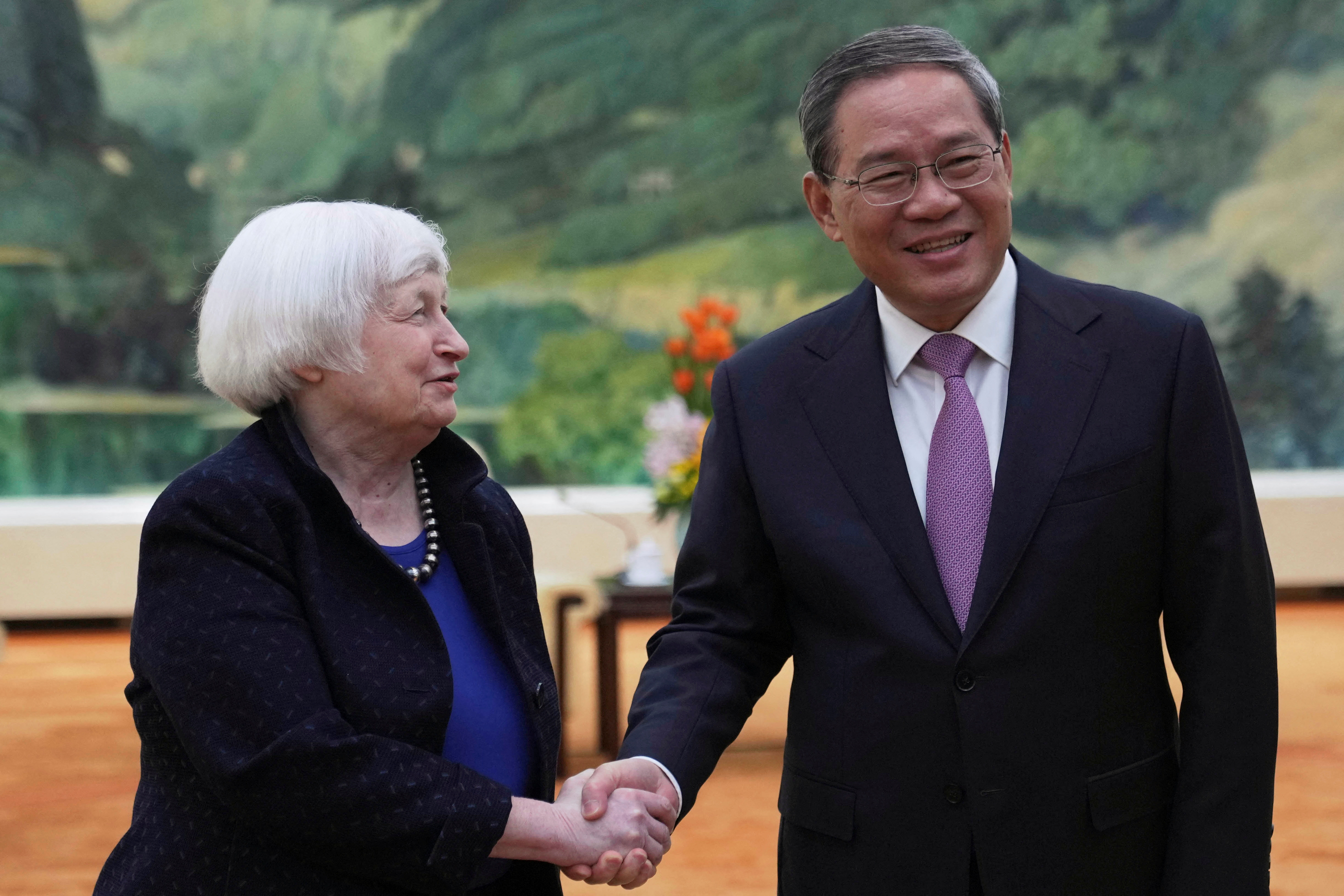 美国财政部长叶伦（左）7日在北京与中国大陆国务院总理李强会面。（路透）