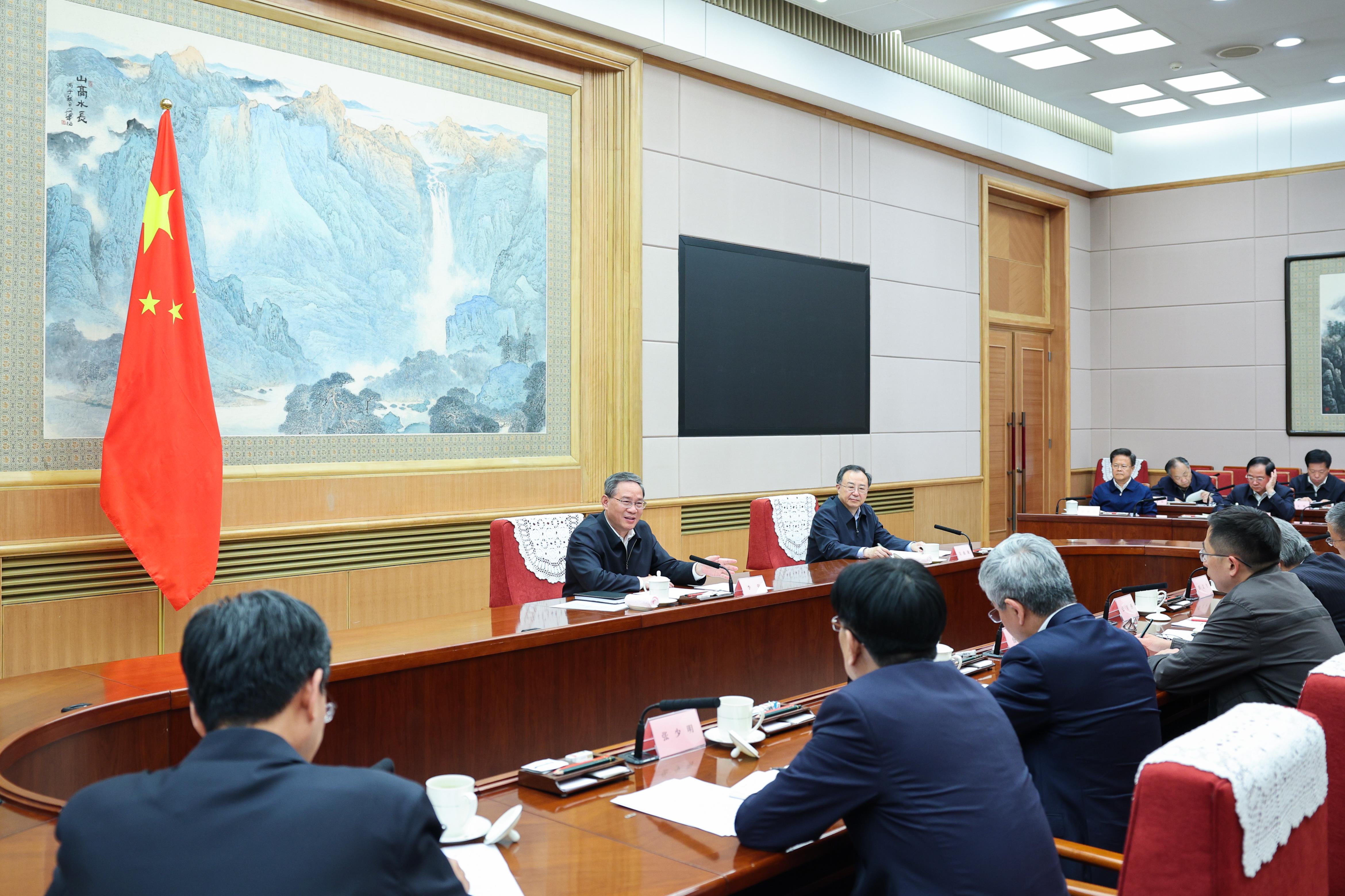 大陆国务院总理李强8日下午在北京主持召开经济形势专家和企业家座谈会，听取对当前经济形势和下一步经济工作的意见建议。（新华社）