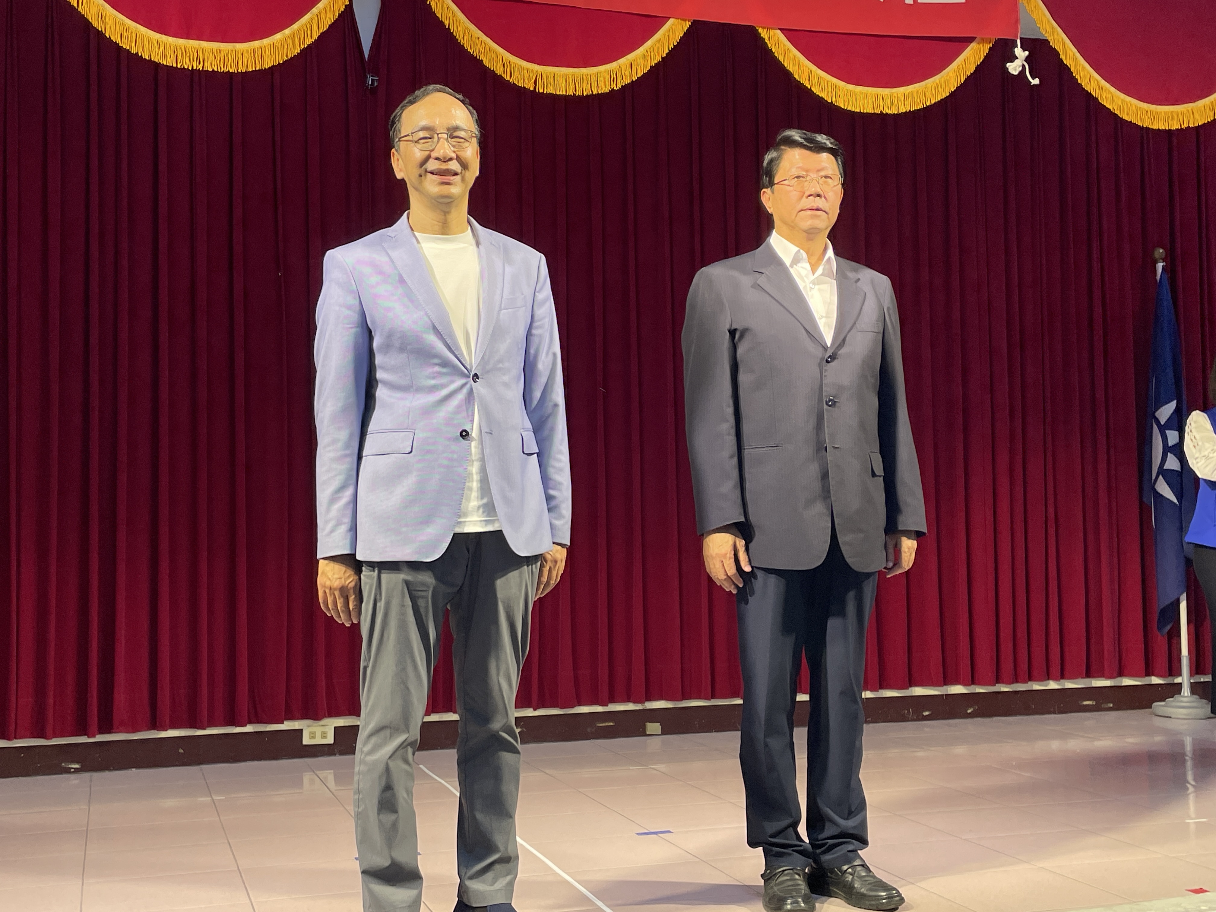 国民党主席朱立伦（左）今天布达立委谢龙介（右）接任台南市党部主委。记者林伯骅／摄影