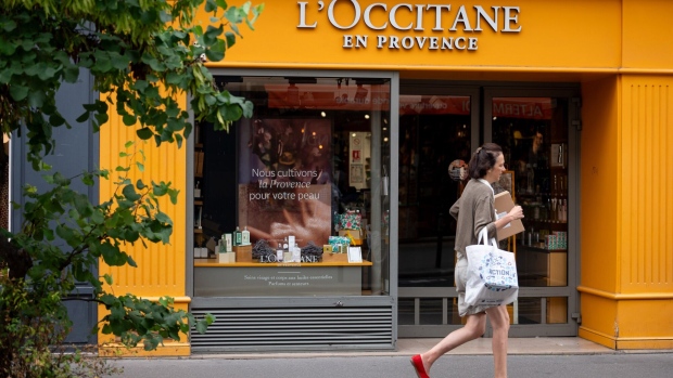 知情人士透露，黑石集团（lackstone）正接近达成将护肤品公司欧舒丹（L'Occitane）私有化的协议。彭博资讯