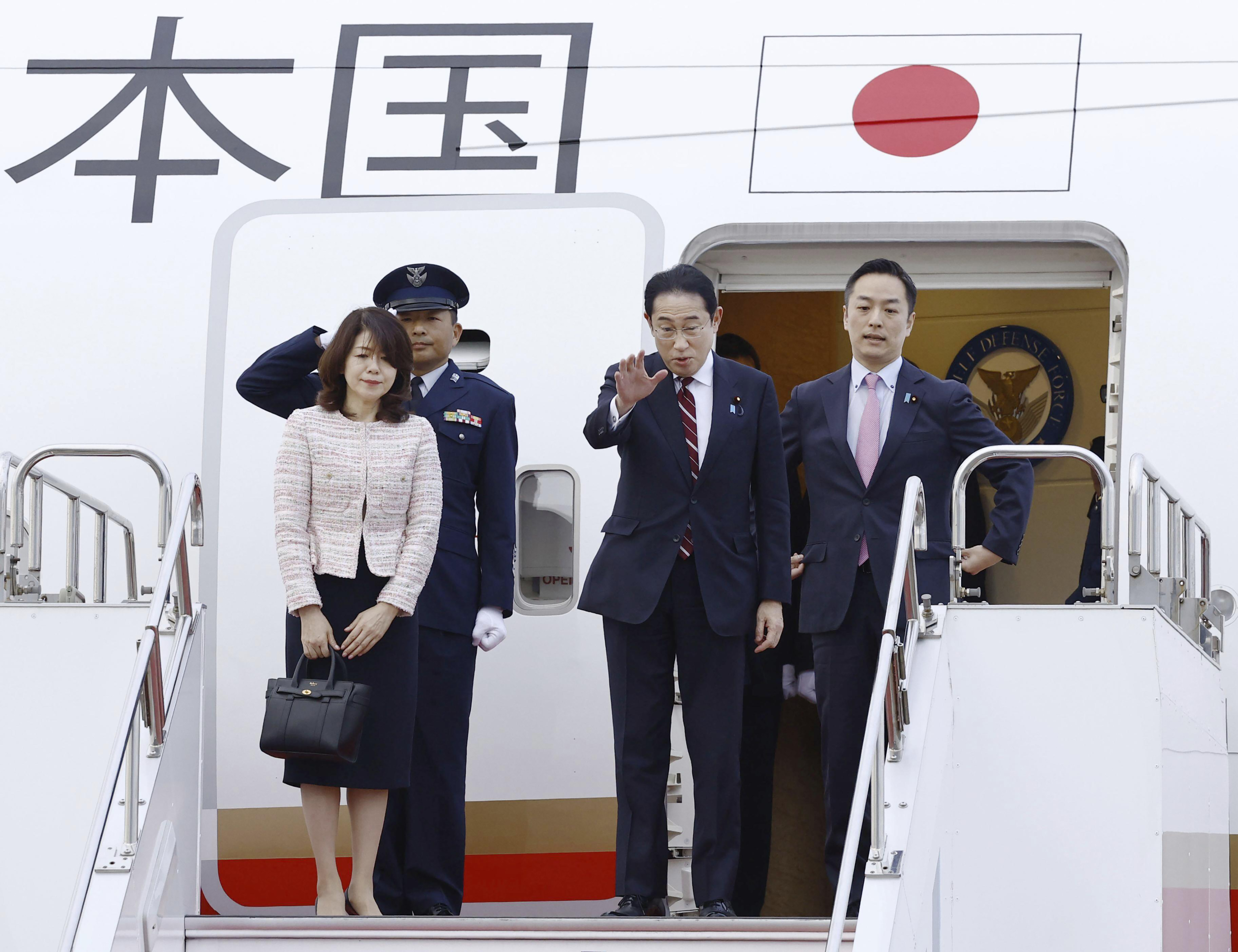 日本首相岸田文雄（中）启程访美，为九年来首度访问美国的日本首相。美联社