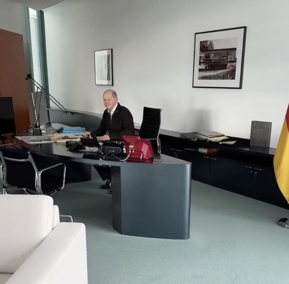 德国总理萧兹8日在短影音网站TikTok发出第一支影片。（图／截自TikTok@TeamBundeskanzler影片）