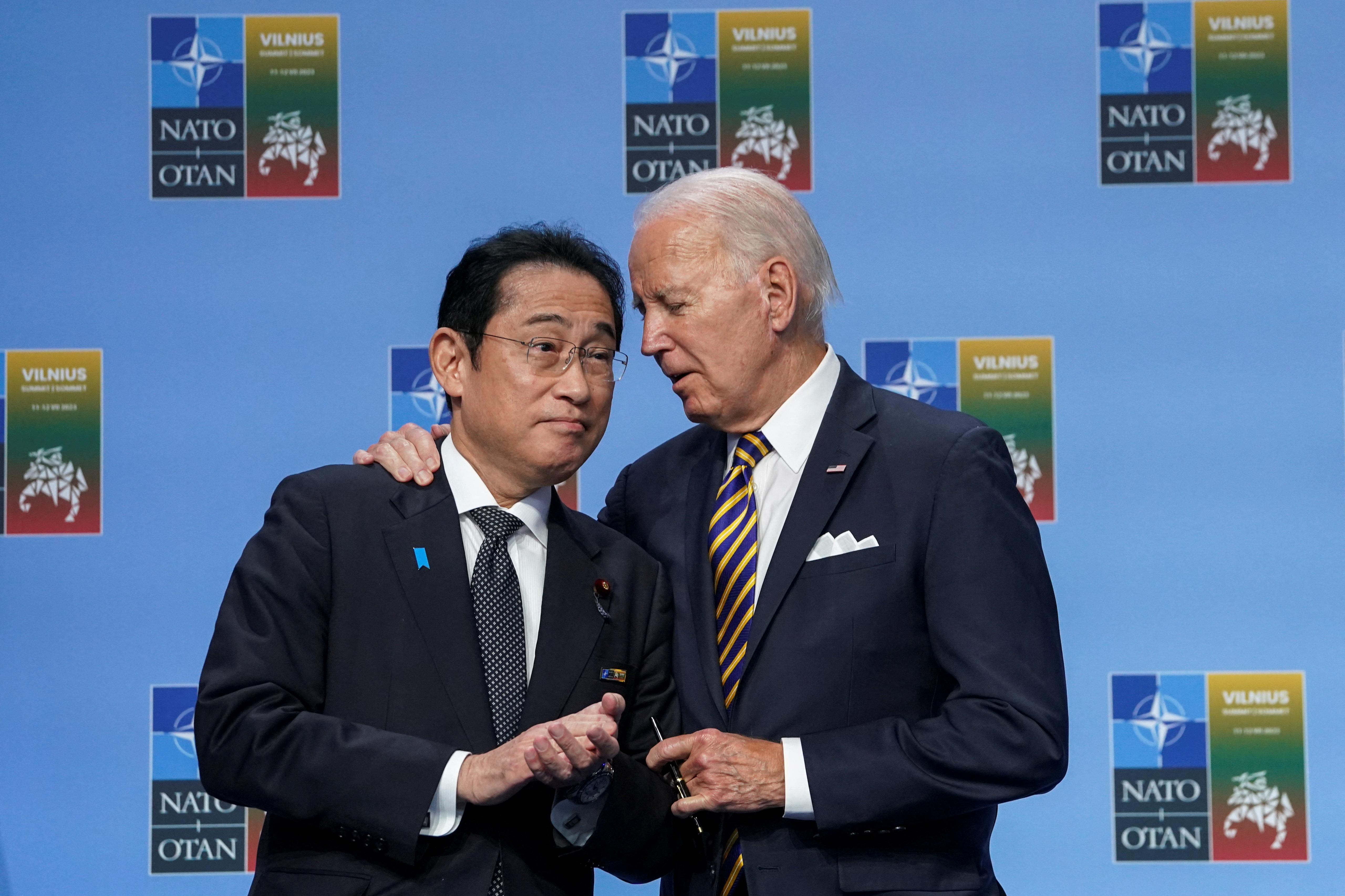 美国总统拜登（右）与日本首相岸田文雄（左），去年7月12日在北约立陶宛峰会场边交头接耳。路透