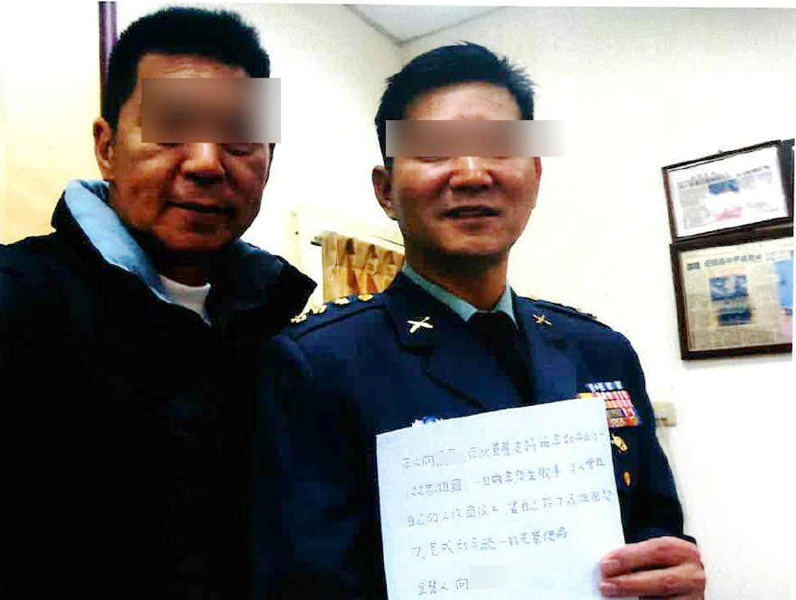 陆军前上校向德恩（右）受旅行业者邵维强（左）利诱，穿军服签「投降承诺书」沦为共谍。图／联合报系资料照片