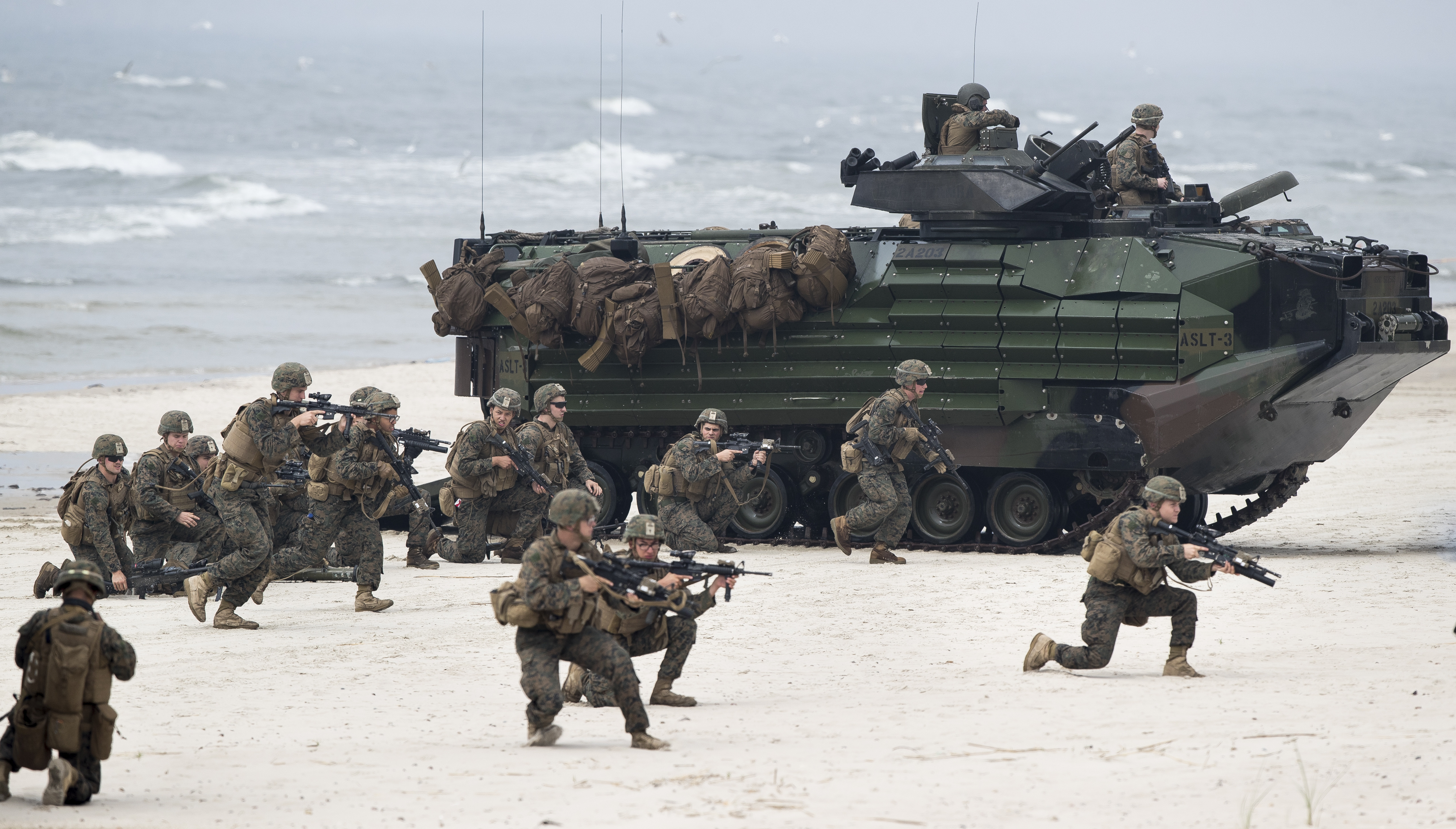 美军陆战队新成立规模较小但机动性更高的滨海作战团（MLR），以协助美国太平洋舰队及空军击退对美及其盟邦的入侵。图为2018年美国陆战队队员与两栖攻击车在欧洲波罗的海克莱佩达区演练登陆行动。美联社