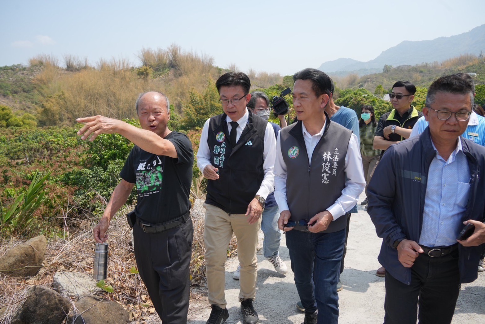 立委郭国文（左二）、林俊宪（右二）上月底会勘台南的农损。图／郭国文服务处提供