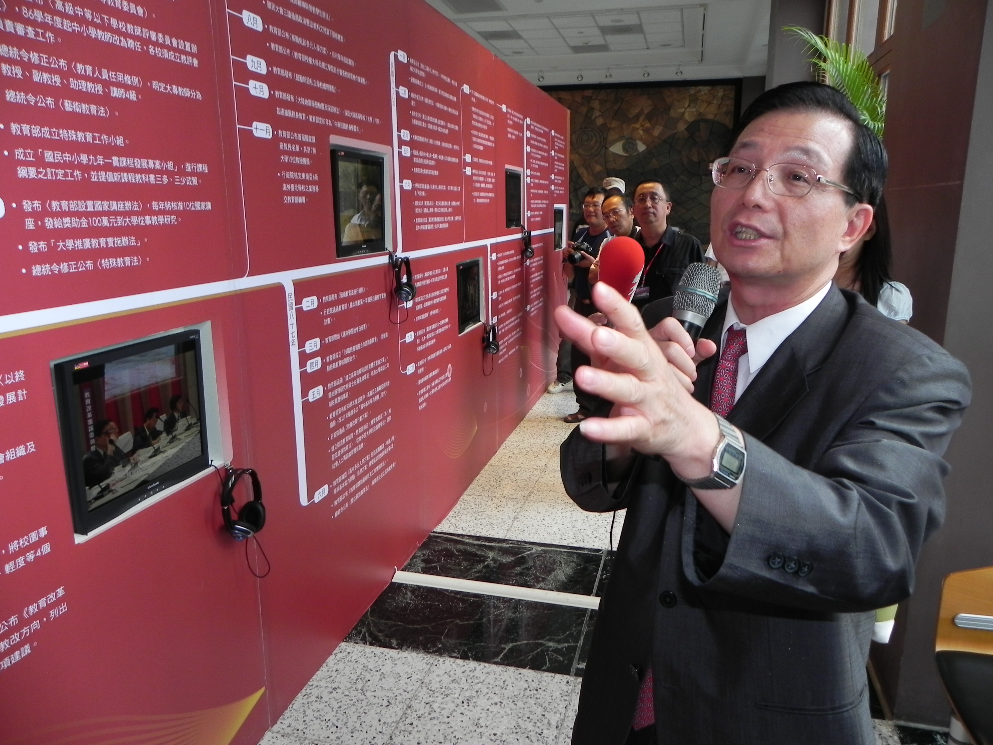 前教育部长吴清基（前）于第八次全国教育会议担任「解说员」，向与会来宾说明各项展示内容。报系资料照