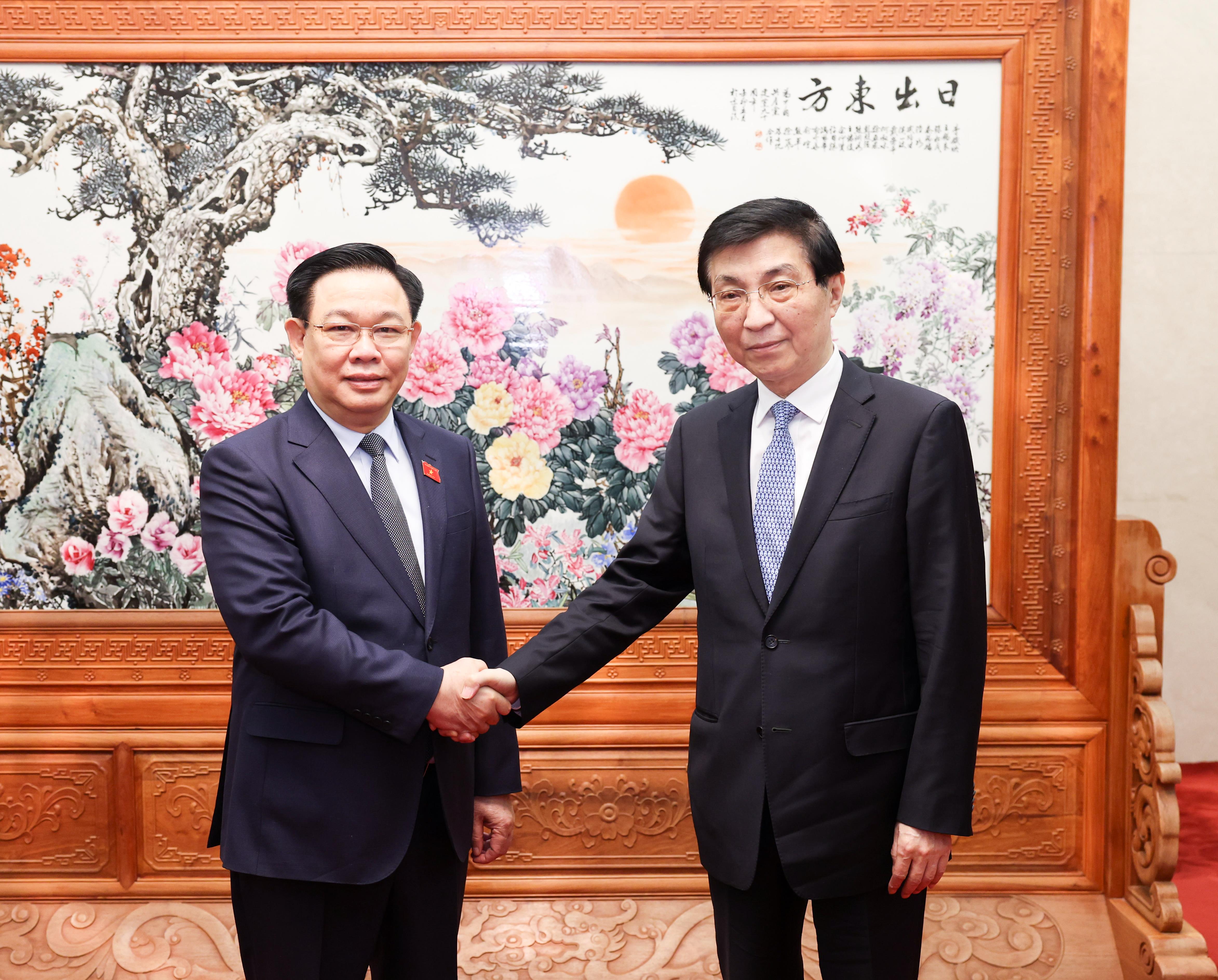 大陆全国政协主席王沪宁9日在北京会见越南国会主席王庭惠。（新华社）