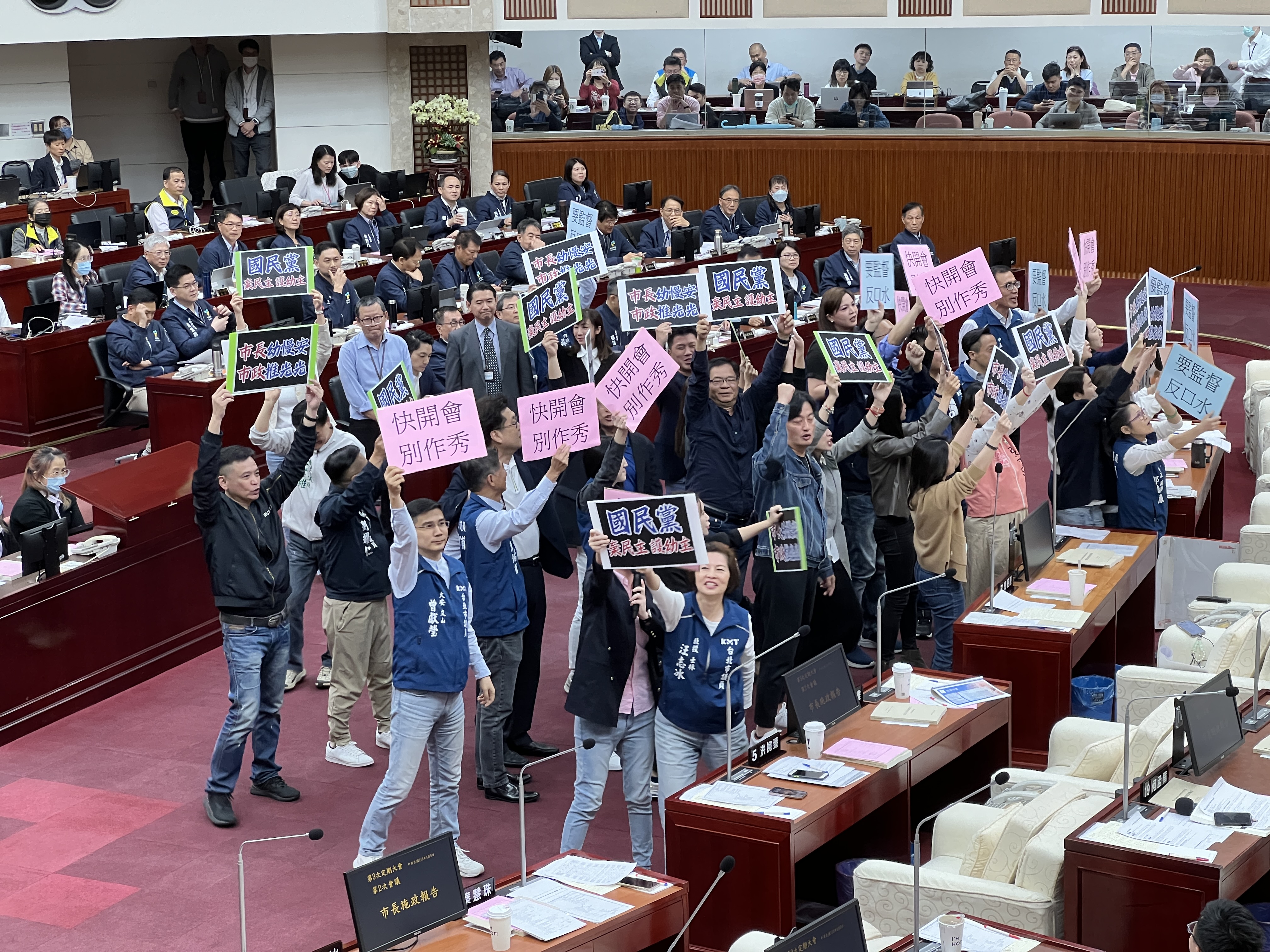 台北市议会今天开议，市长蒋万安进行施政报告前，蓝绿白议员提程序发言，在议场内吵翻天。记者钟维轩／摄影