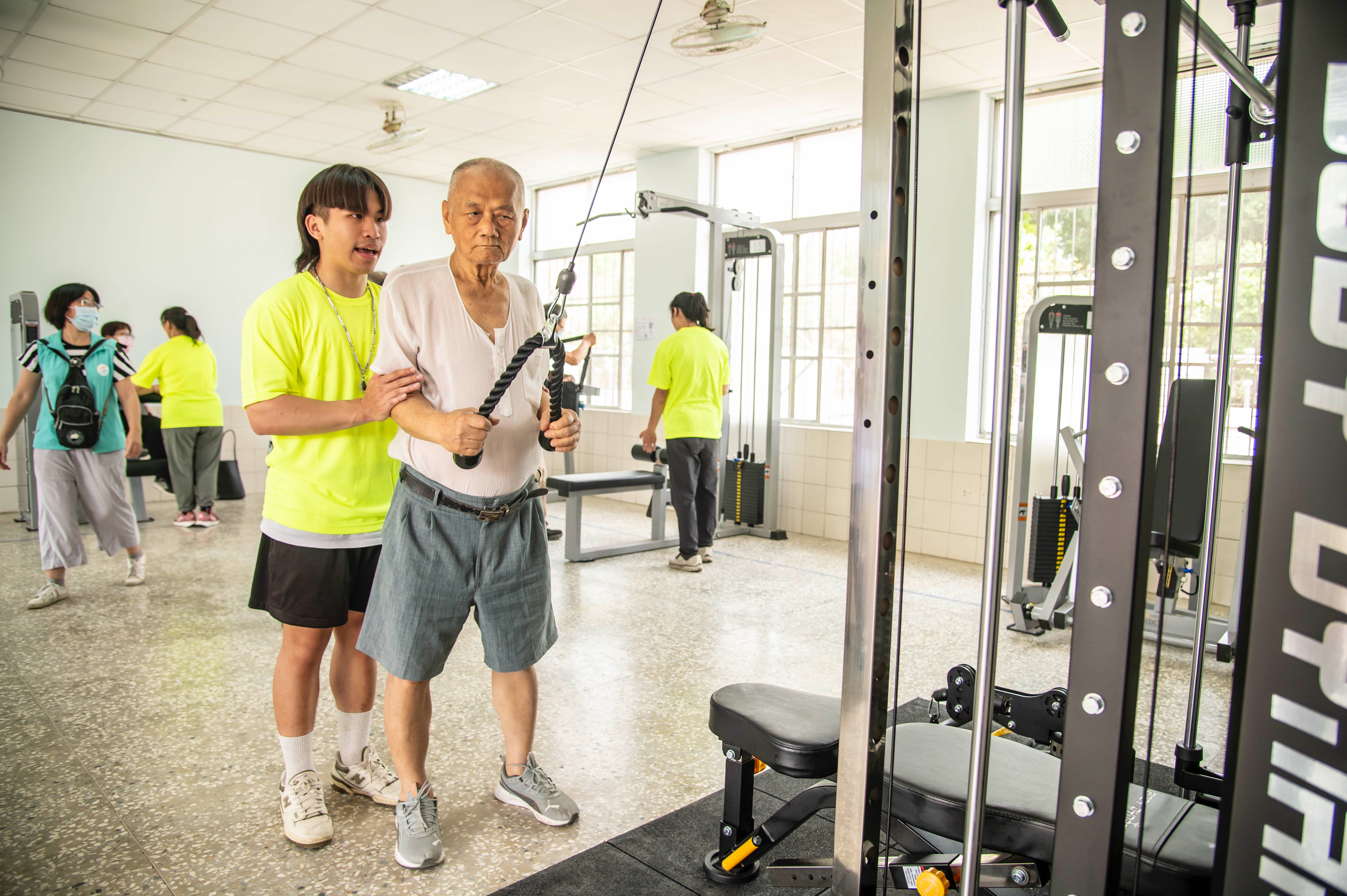 嘉南药理大学高雄田寮合作设置高年级健身俱乐部、增进银发族健康。图／校方提供