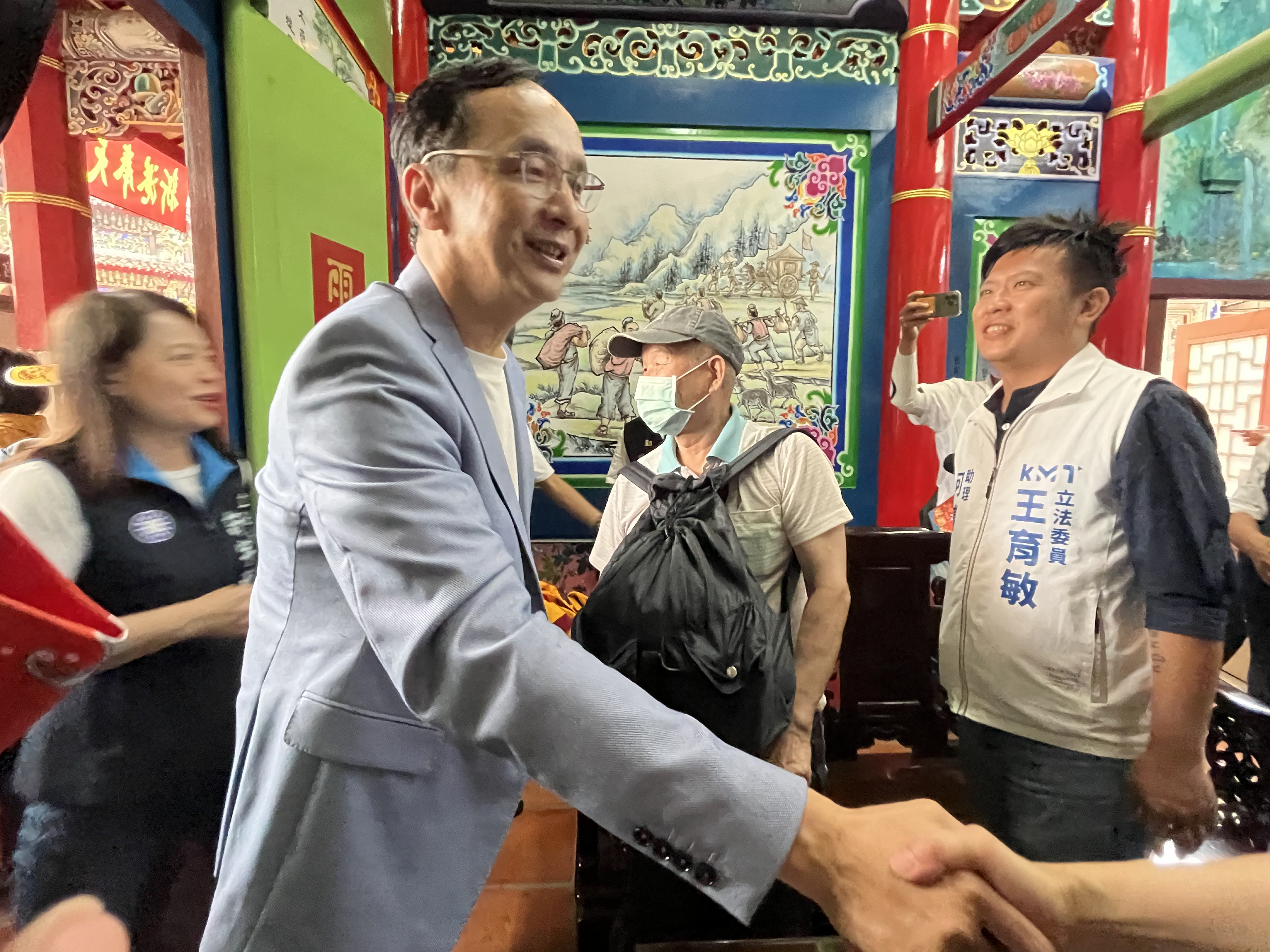 国民党主席朱立伦（左二）今午到新港奉天宫参拜。记者黄于凡／摄影