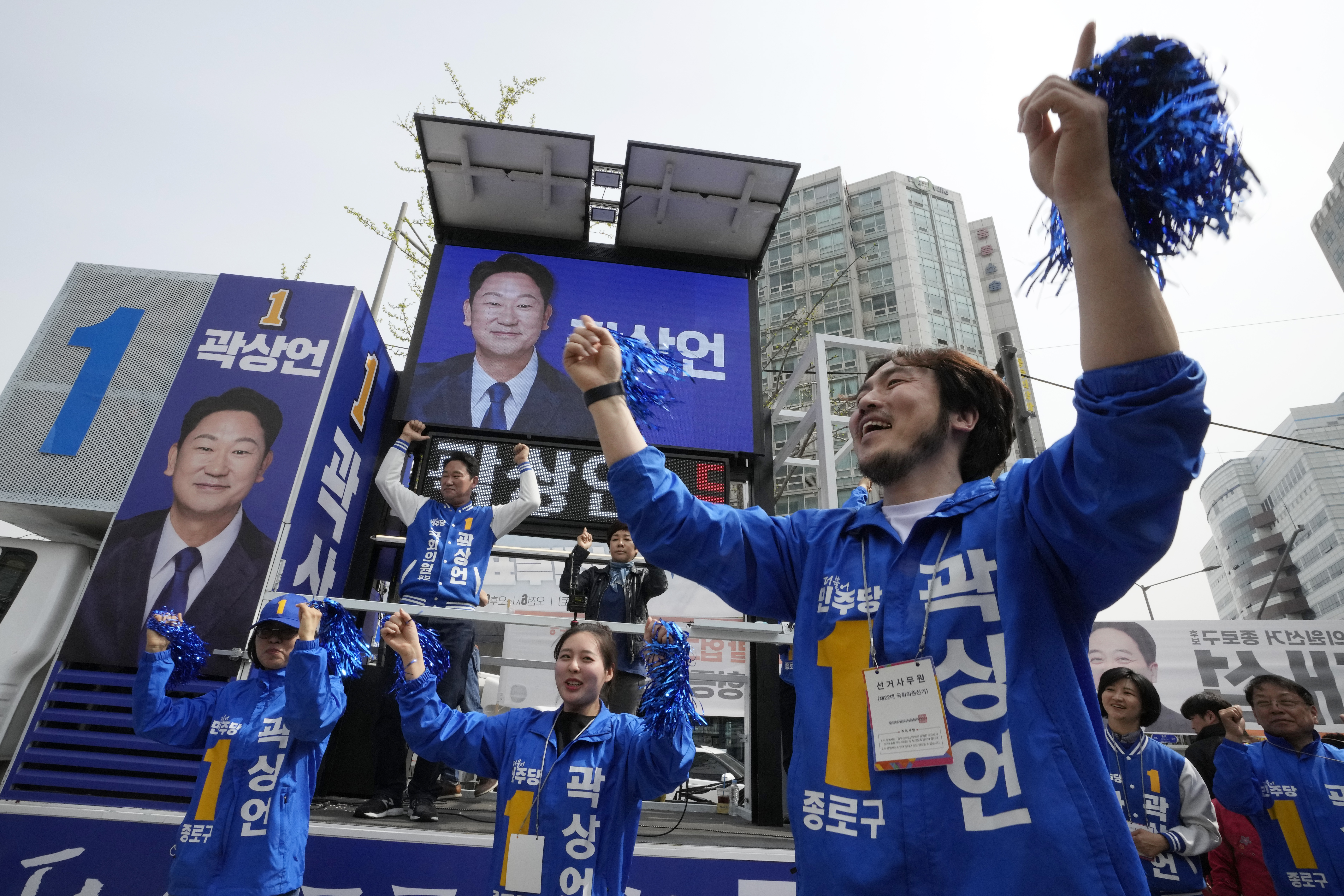 南韩国会10日改选300个席位，图为反对党共同民主党候选人进行竞选活动。美联社