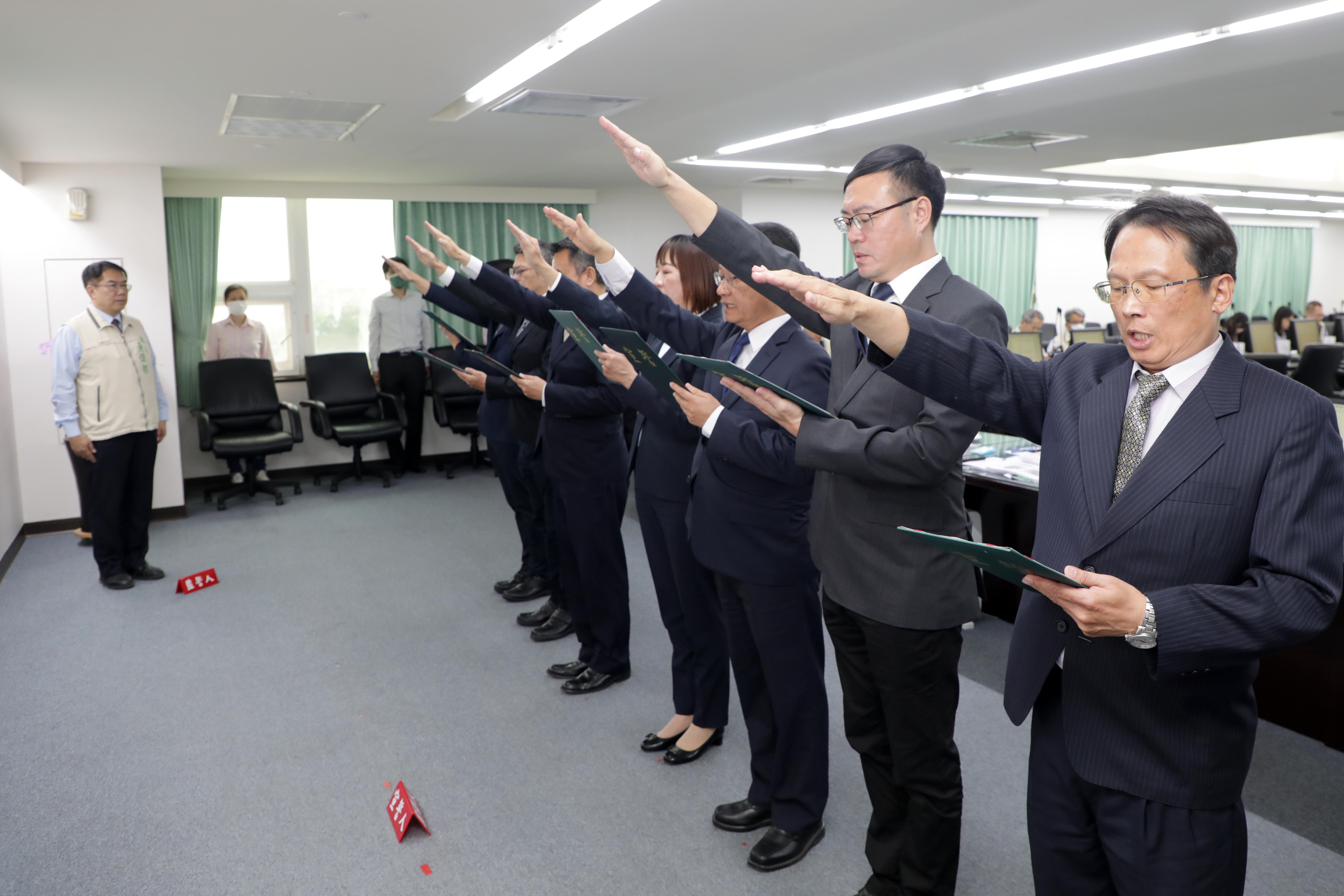 南市新任7区长宣誓就职  ，市长黄伟哲勉励勇于承担责任、积极任事。图／台南市政府提供