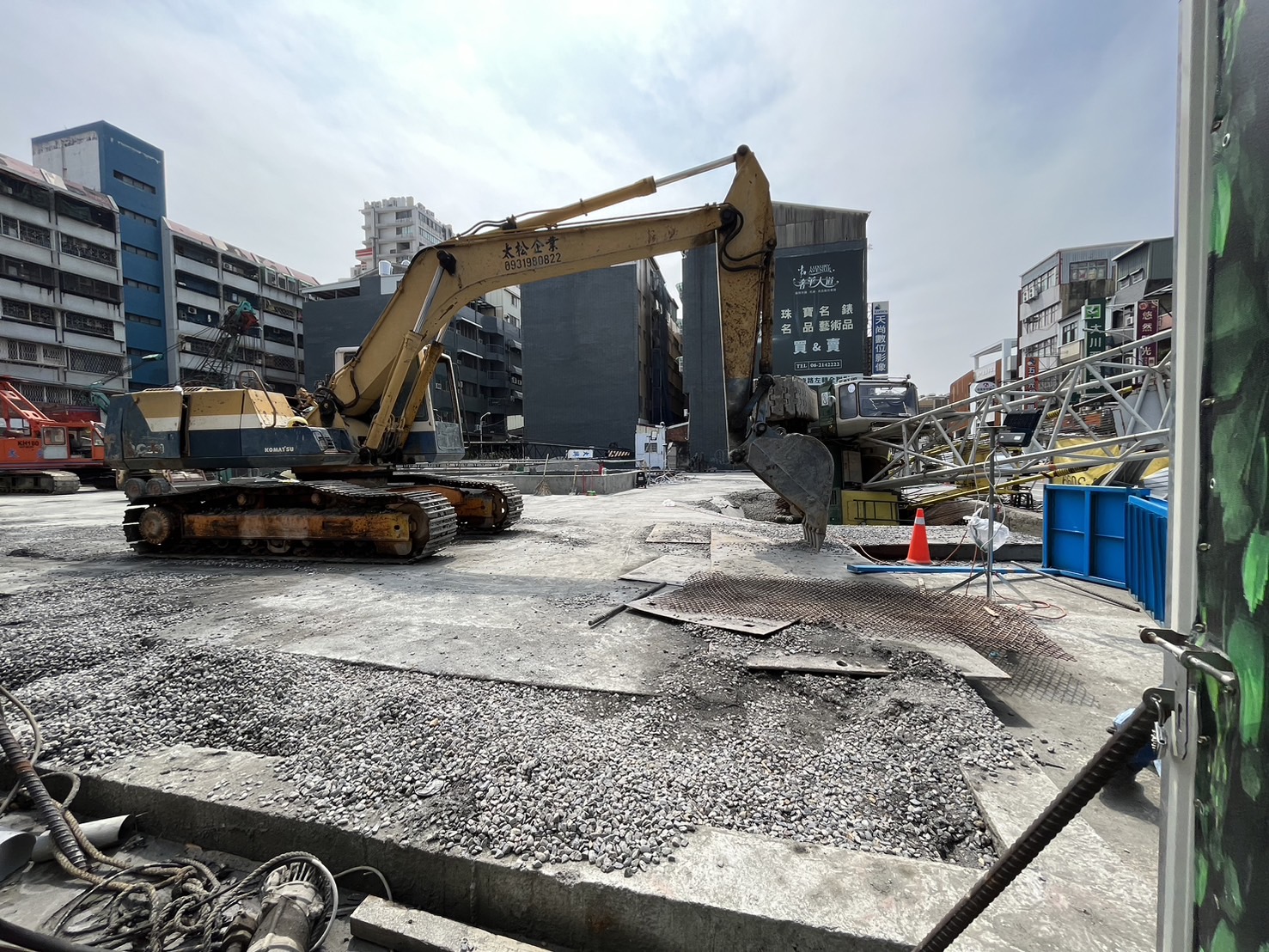 皇龙建设上月在台南市五妃街、西门路口新建大楼，造成路面陷落巨坑，工务局将加速对开挖地下室订出「巡检制度」。本报资料照片