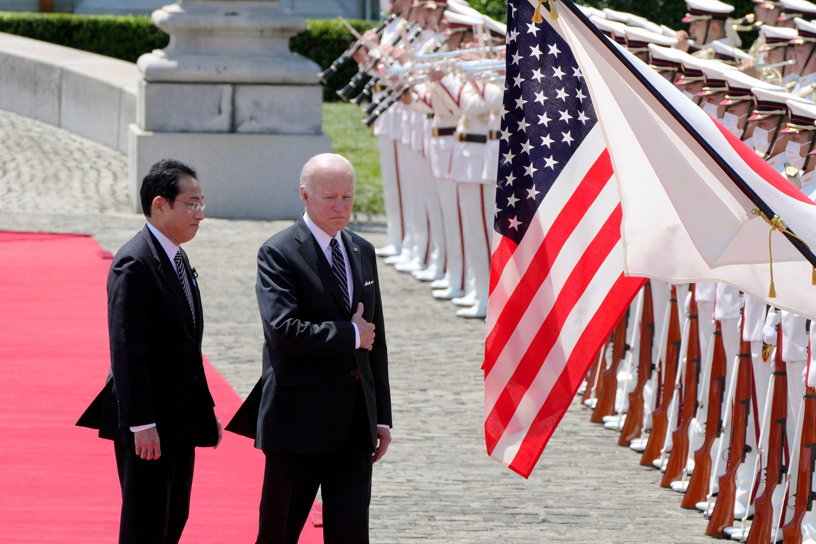 美国总统拜登（右）2022年访问东京会见日本首相岸田文雄（左）。路透