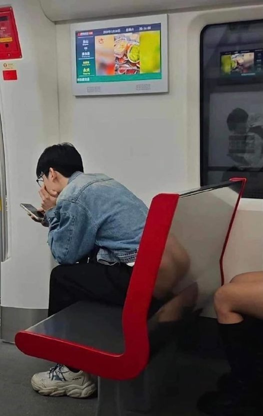 网上最近疯传1张照片，显示1名戴眼镜的男子坐在地铁时，竟然「露股」玩手机，因座位「透明」令其屁股一览无遗，图片震撼一票网友。