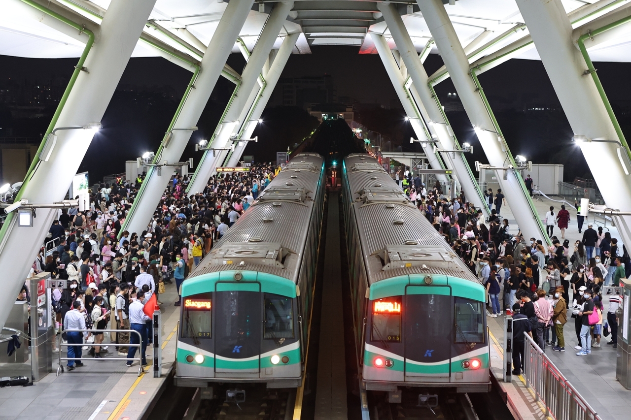 《GOLDEN WAVE in TAIWAN》韩国演唱会4月13日在高雄世运主场馆开唱，高雄捷运加开列车疏运。图／高捷提供