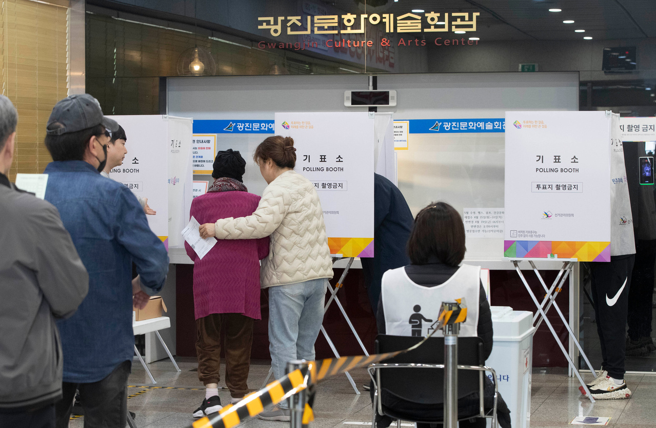 韩国大选今天登场，官方数据显示，出门投票的选民中，60岁以上的人数超过年轻人。图／新华社
