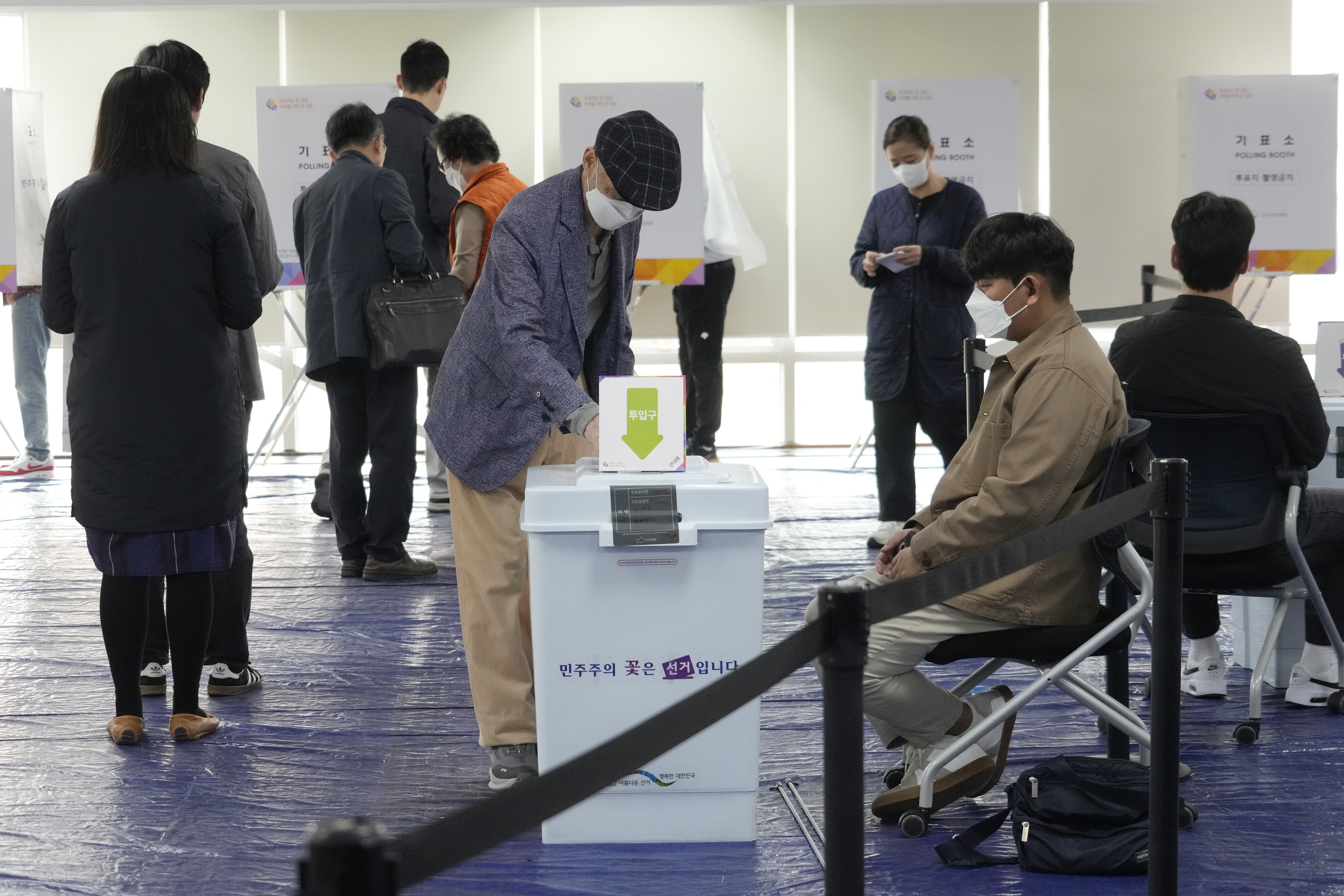 南韩国会选举今开跑，选民早早出门投下神圣一票。美联社
