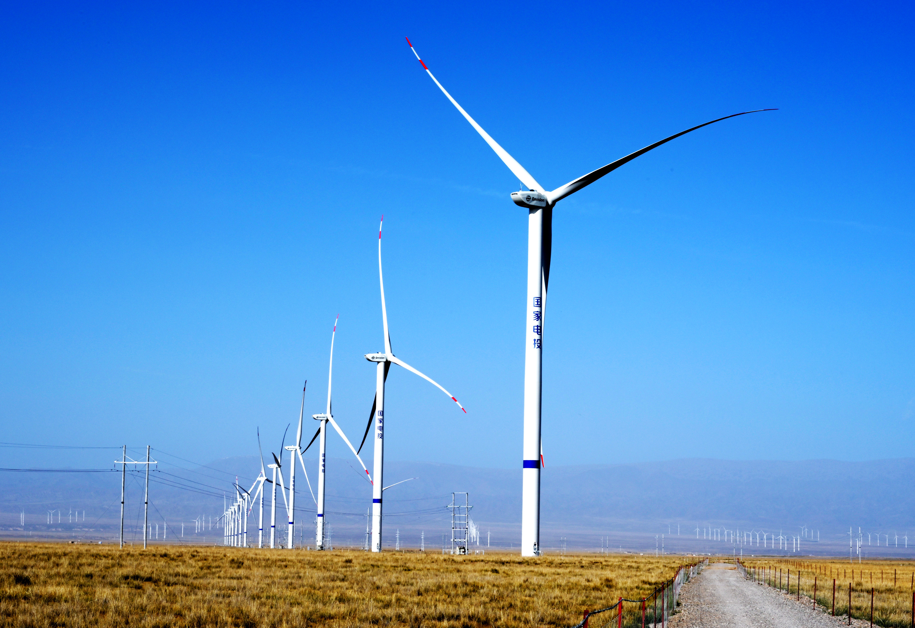 欧盟将对运往欧洲的中国风力涡轮机供应商收到的补贴进行调查。图为大陆「青豫特高压外送基地」风电场。（中新社）