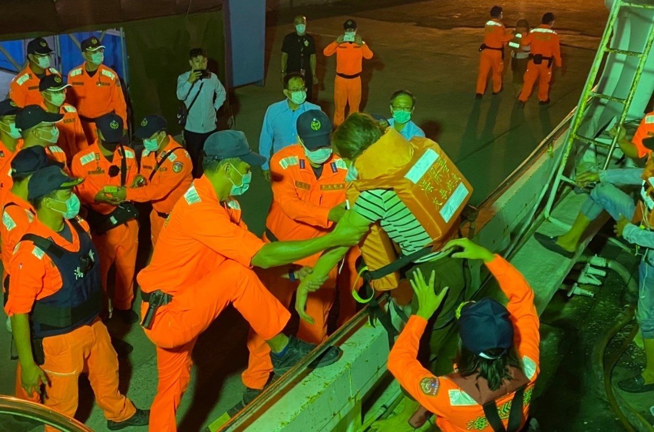 16名男女偷渡客挤入密舱内，一度缺氧激发求生欲，经海巡人员紧急开舱，才将16人救出。雄检提供