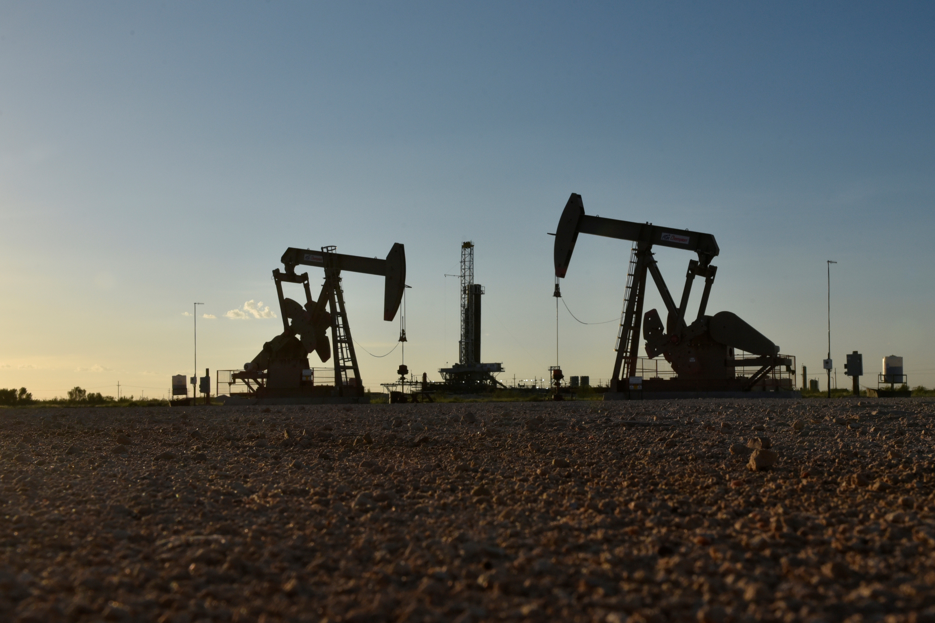 多家大型石油贸易商预期需求强劲，看好今年下半年油价。路透