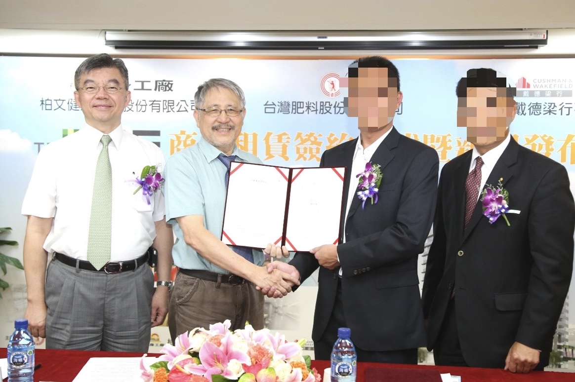 台肥公司前董事长康信鸿（左2）与为台肥公司总经理黄耀兴（左1）。图／联合报系资料照片