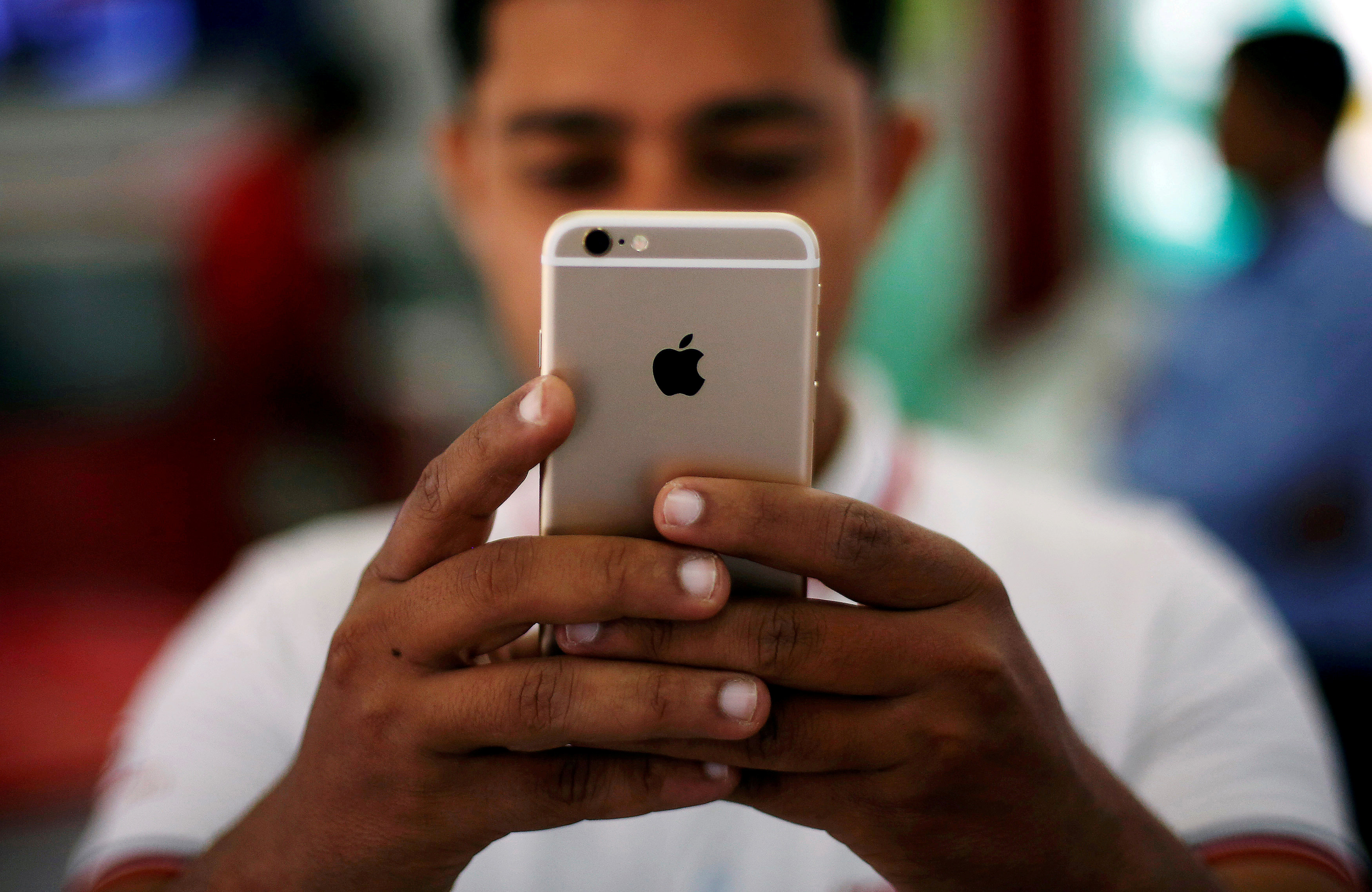 彭博报导，苹果在3月底止的过去一年，在印度组装了价值140亿美元的iPhone，产值提高一倍。路透