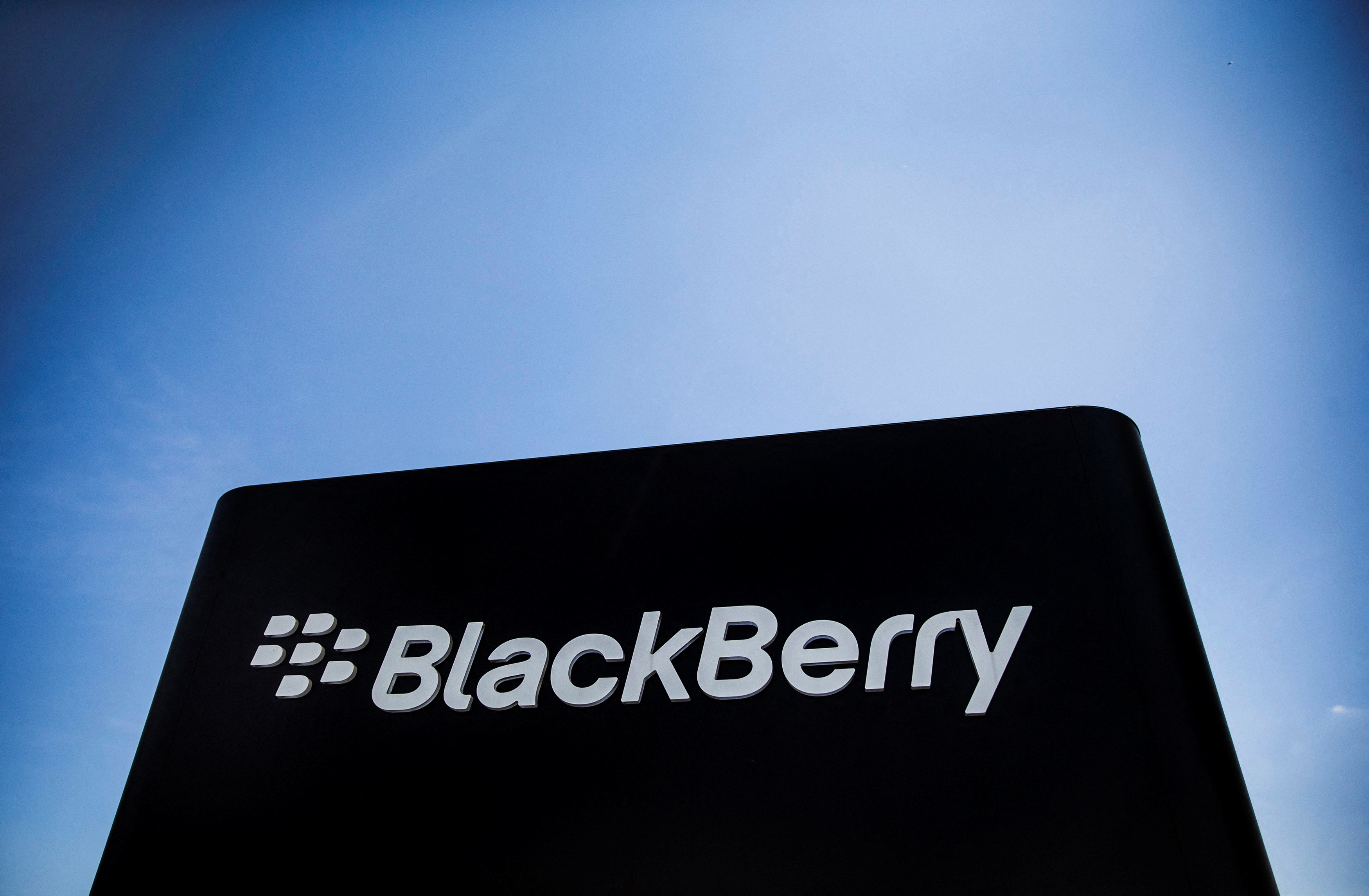 黑莓公司（BlackBerry）宣布，将携手晶片大厂超微（AMD）推出一套新的机器人系统技术。路透