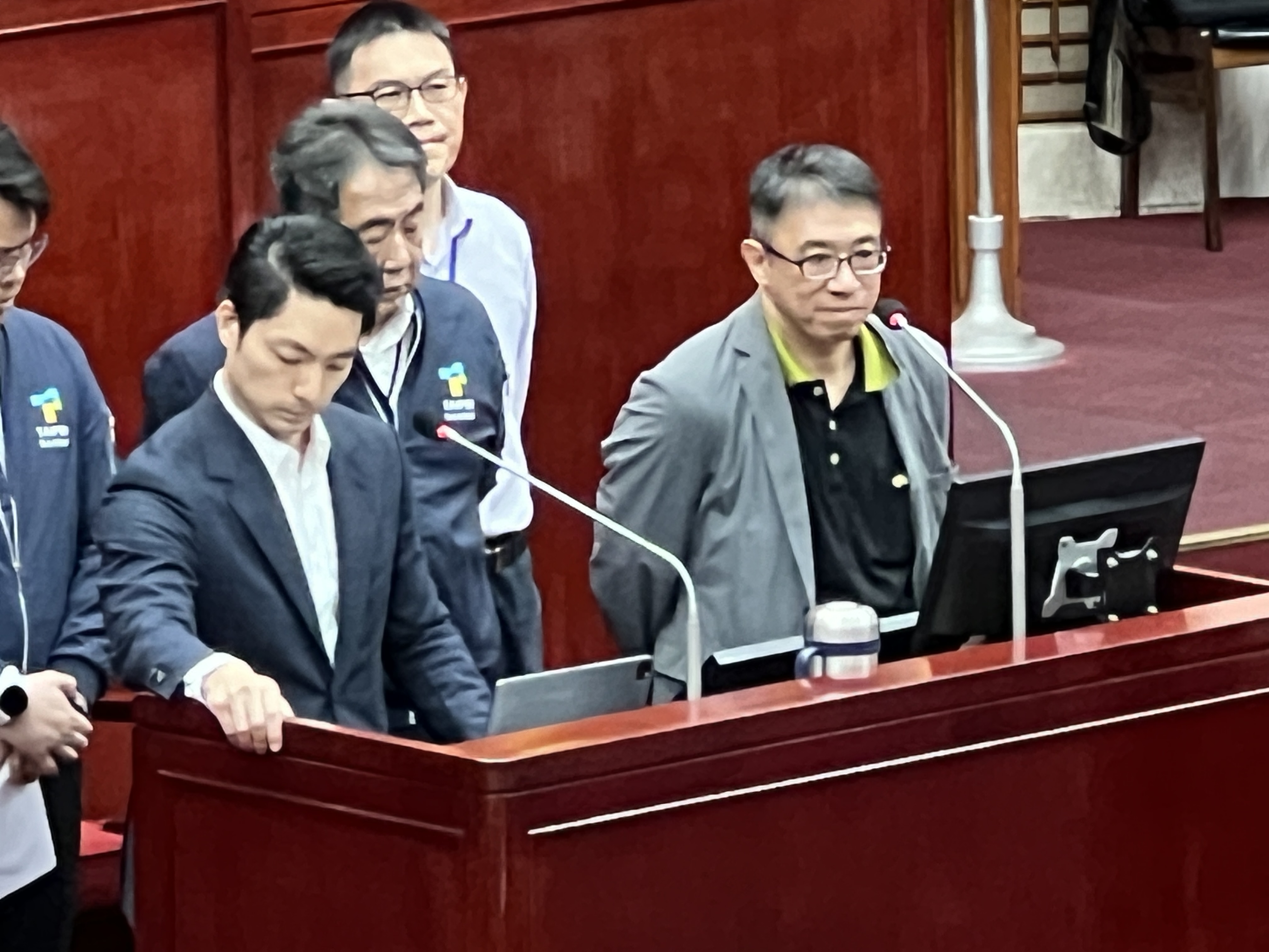 台北市政府前秘书长、现为参事的陈志铭（右）出席台北市议会进行答询。记者钟维轩／摄影