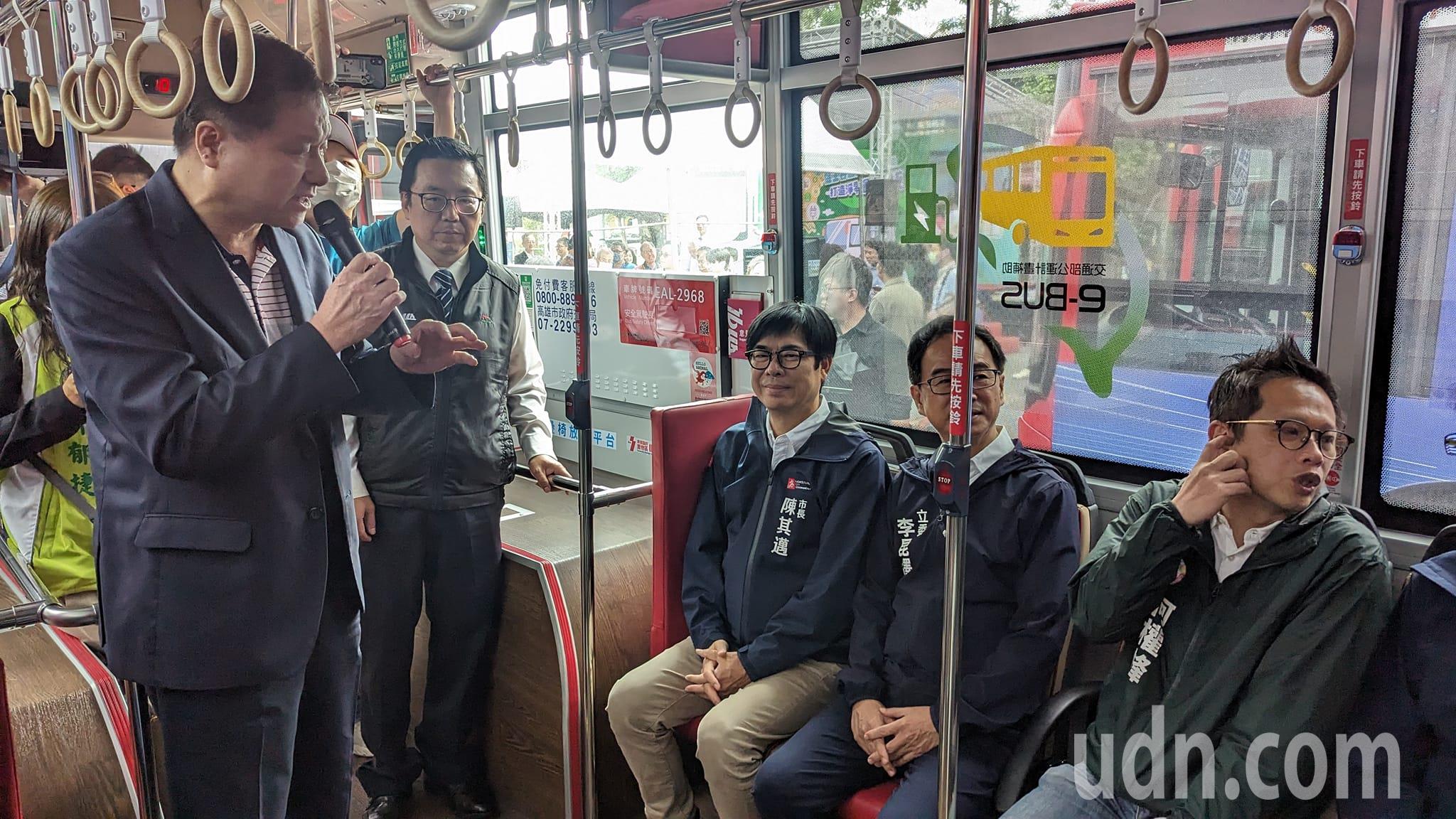 高雄市长陈其迈（坐左1）试乘电动公车。记者潘奕言／摄影