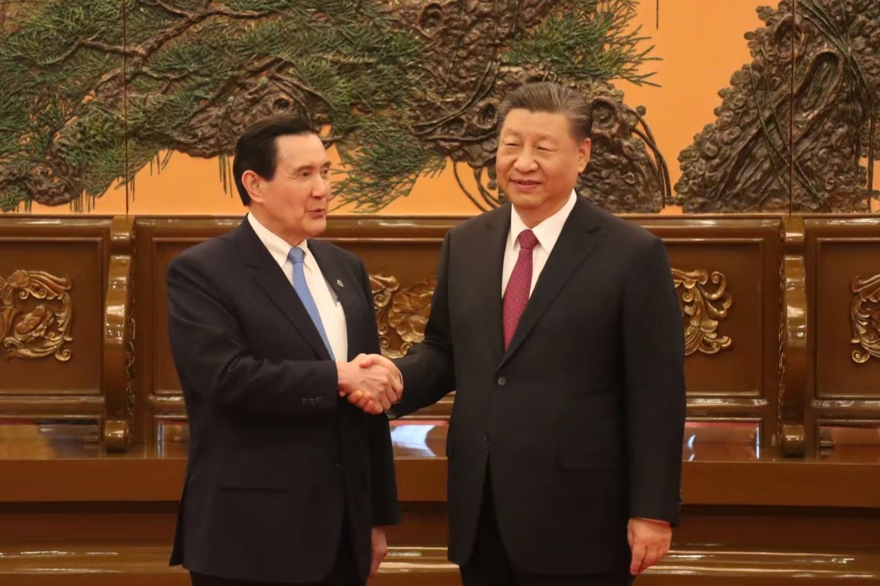 中共总书记习近平（右）和前总统马英九（左）重演世纪之握。记者廖士锋／摄影