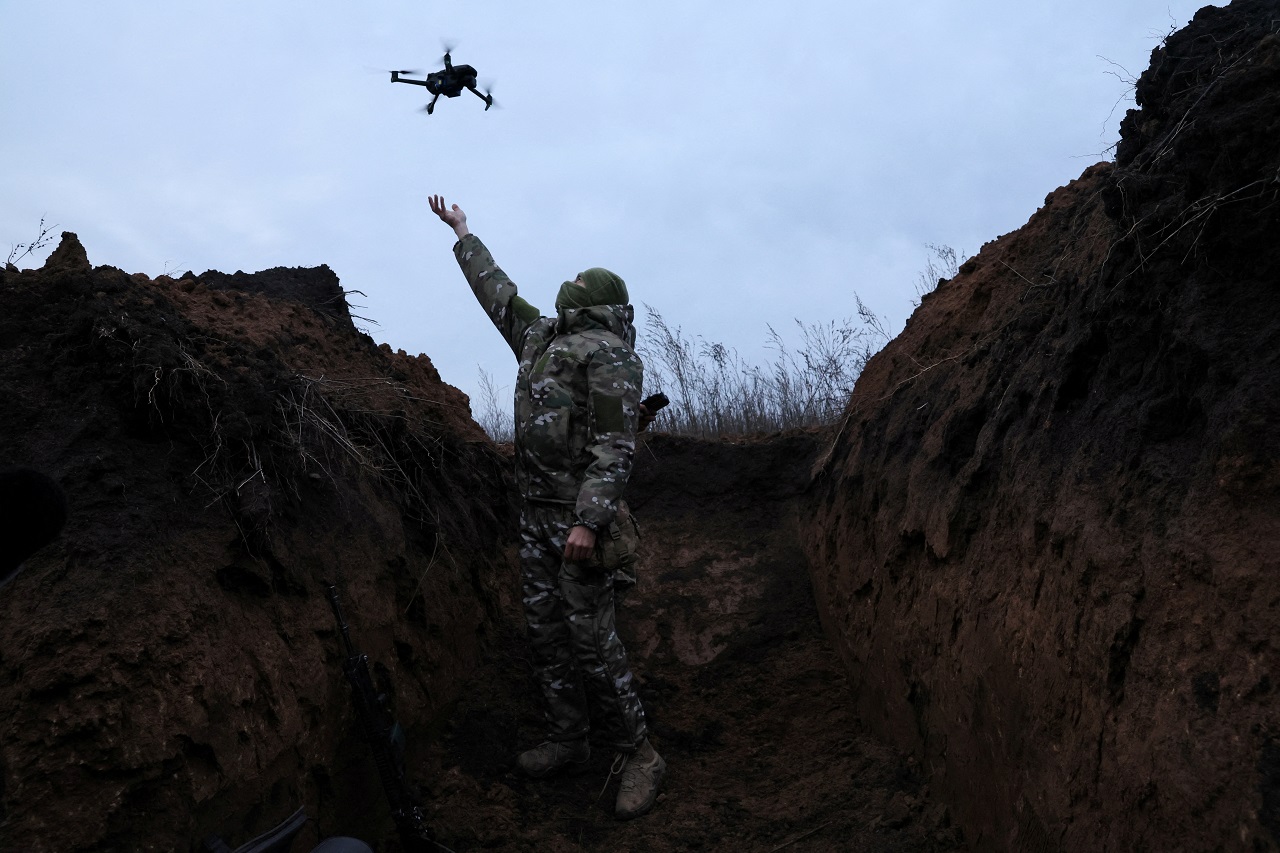 一名乌克兰军人在前线测试一艘无人机。路透