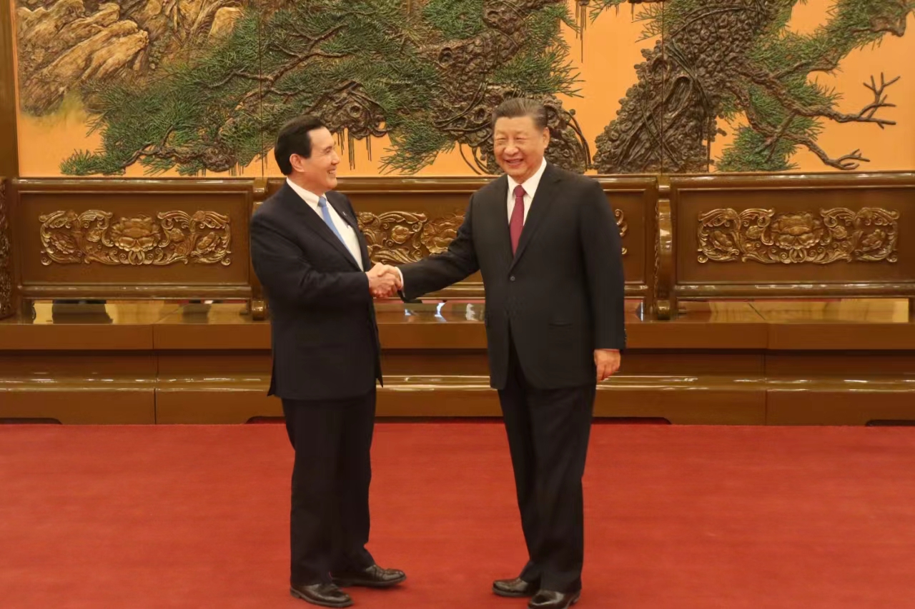 马习二会在北京人民大会堂东大厅举行，两人会前微笑握手。记者廖士锋／摄影