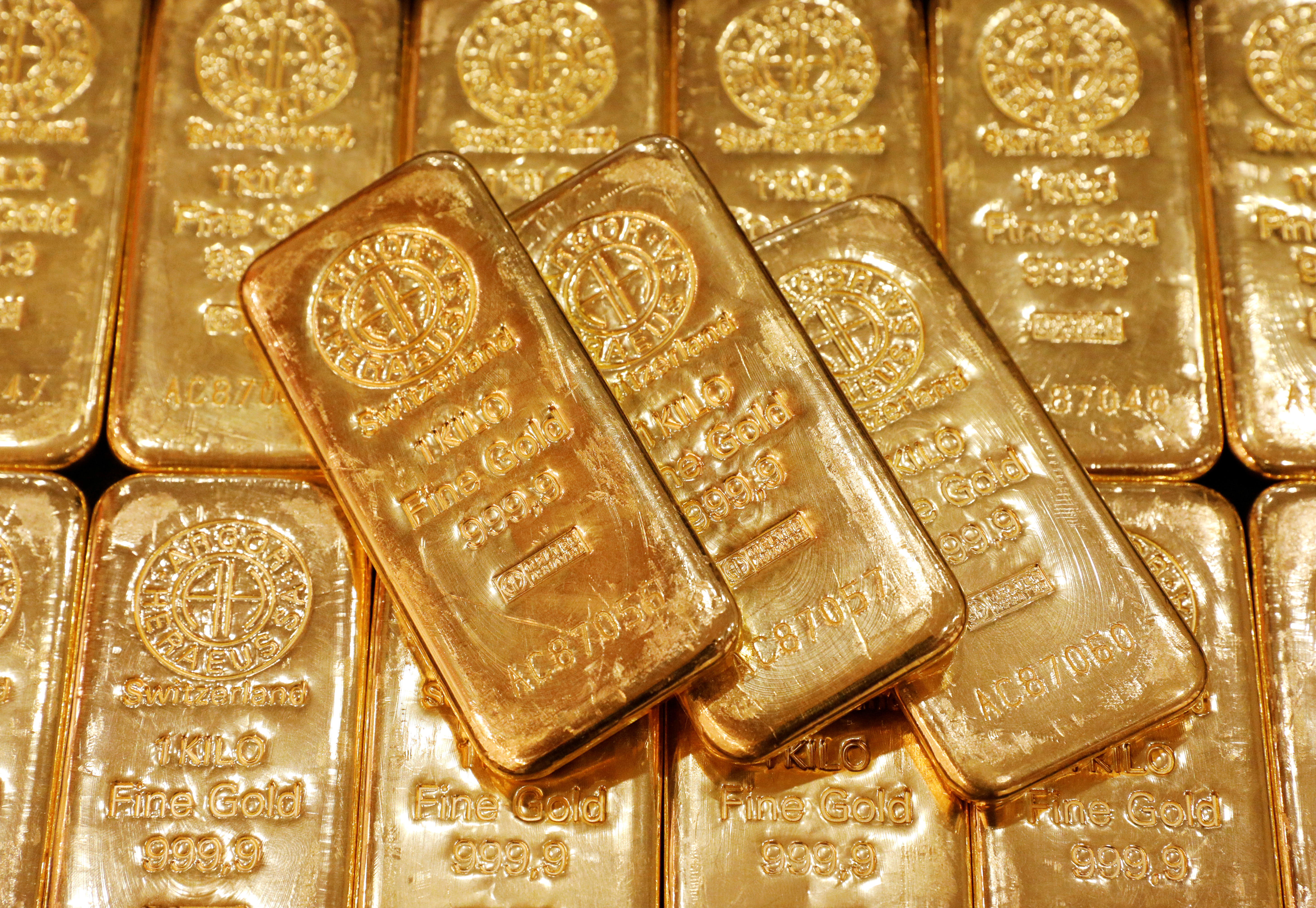 黄金价格频创新高，上期所对黄金和铜期货实施交易限额。（路透）