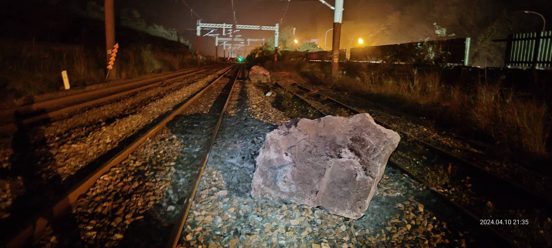 台铁445列次普悠玛号，今晚行经花莲和平站时，疑因落石掉落铁轨，列车撞上，导致车头偏离轨道。图／民众提供