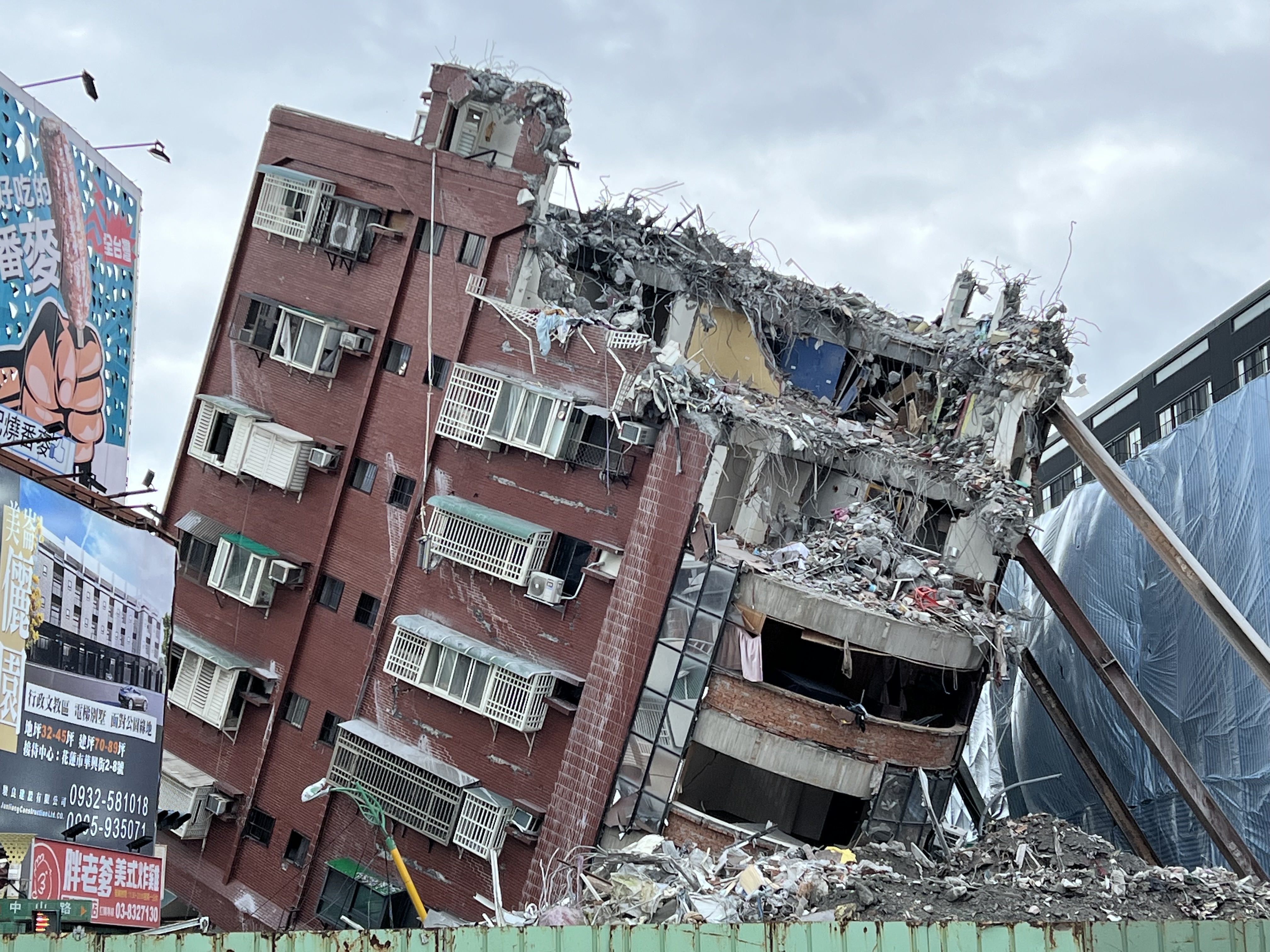 花莲天王星大楼在地震中半倒，目前正在拆除工作，据统计花莲红、黄单危险建案目前共70件。记者林佳彣／摄影