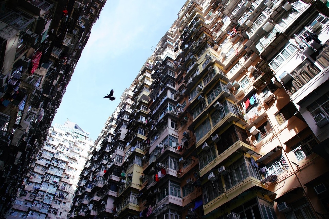 图为海山楼一景。海山楼为香港著名景点，这幢仿佛由积木砌成的大厦呈现香港紧密而狭窄的居住环境，居民多是来自五湖四海的中低阶层，然而大部分香港人都和游客一样用置身事外的角度观赏它，鲜少在意里头生活的人。 图／作者摄影