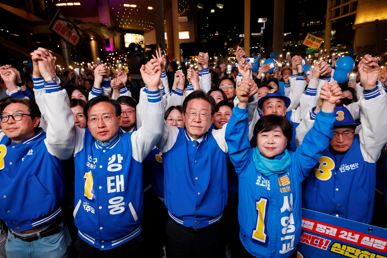 4月10日韩国国会选举中，最大在野党共同民主党取得大胜，300席中取得174席，超过总统尹锡悦所属国国民力量的108席。 图／欧新社