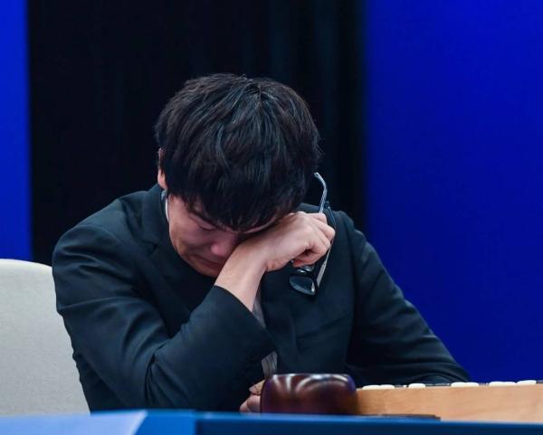 中国排名第一的职业九段棋手、围棋世界史上最年轻的五冠王柯洁，2017年5月被AI机器人AlphaGo以3:0完胜，流下不甘的泪水。图／新华社