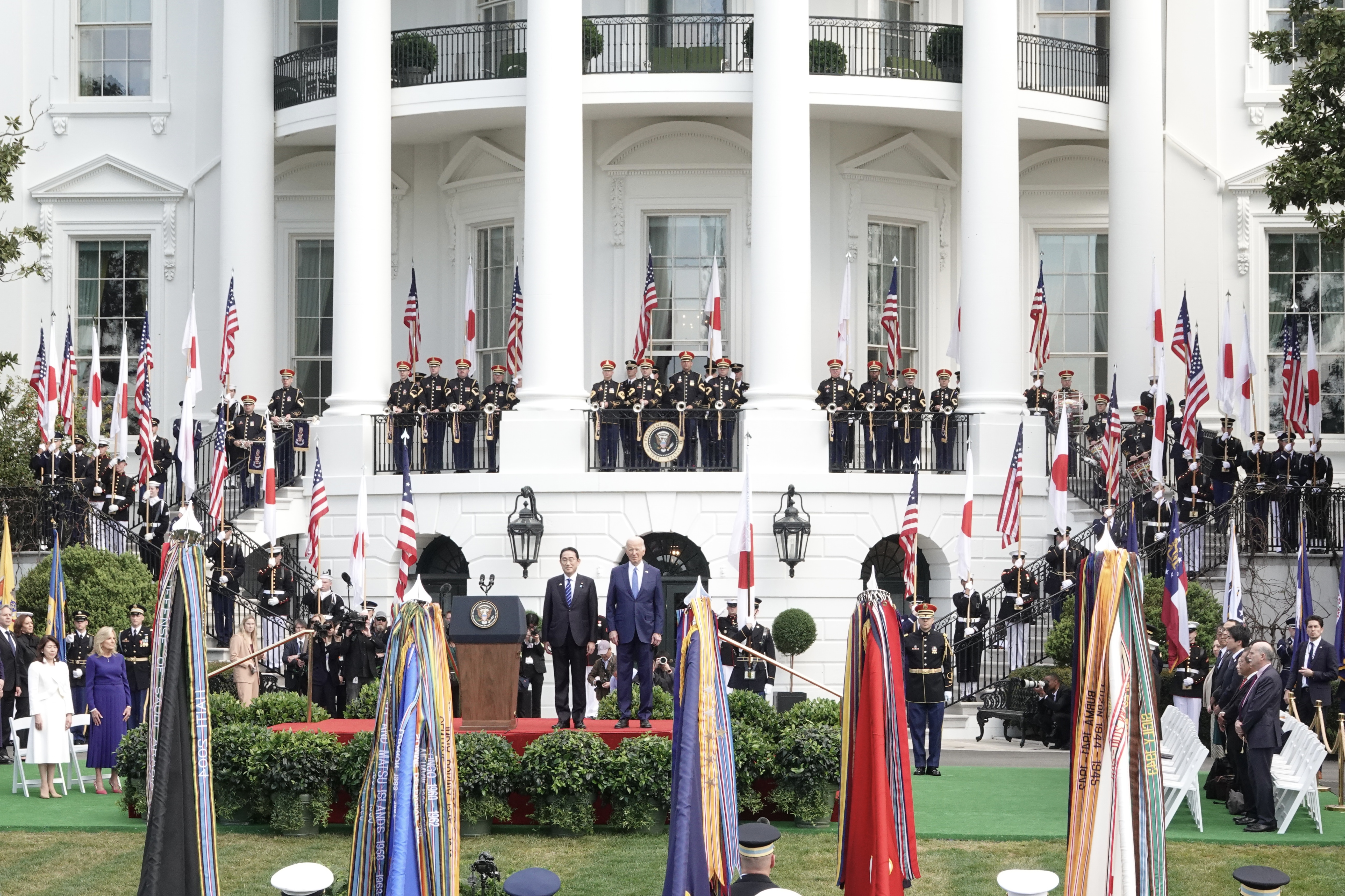 美国总统拜登（右）10日在白宫南草坪欢迎日本首相岸田文雄（左）国是访问。记者张文馨／摄影
