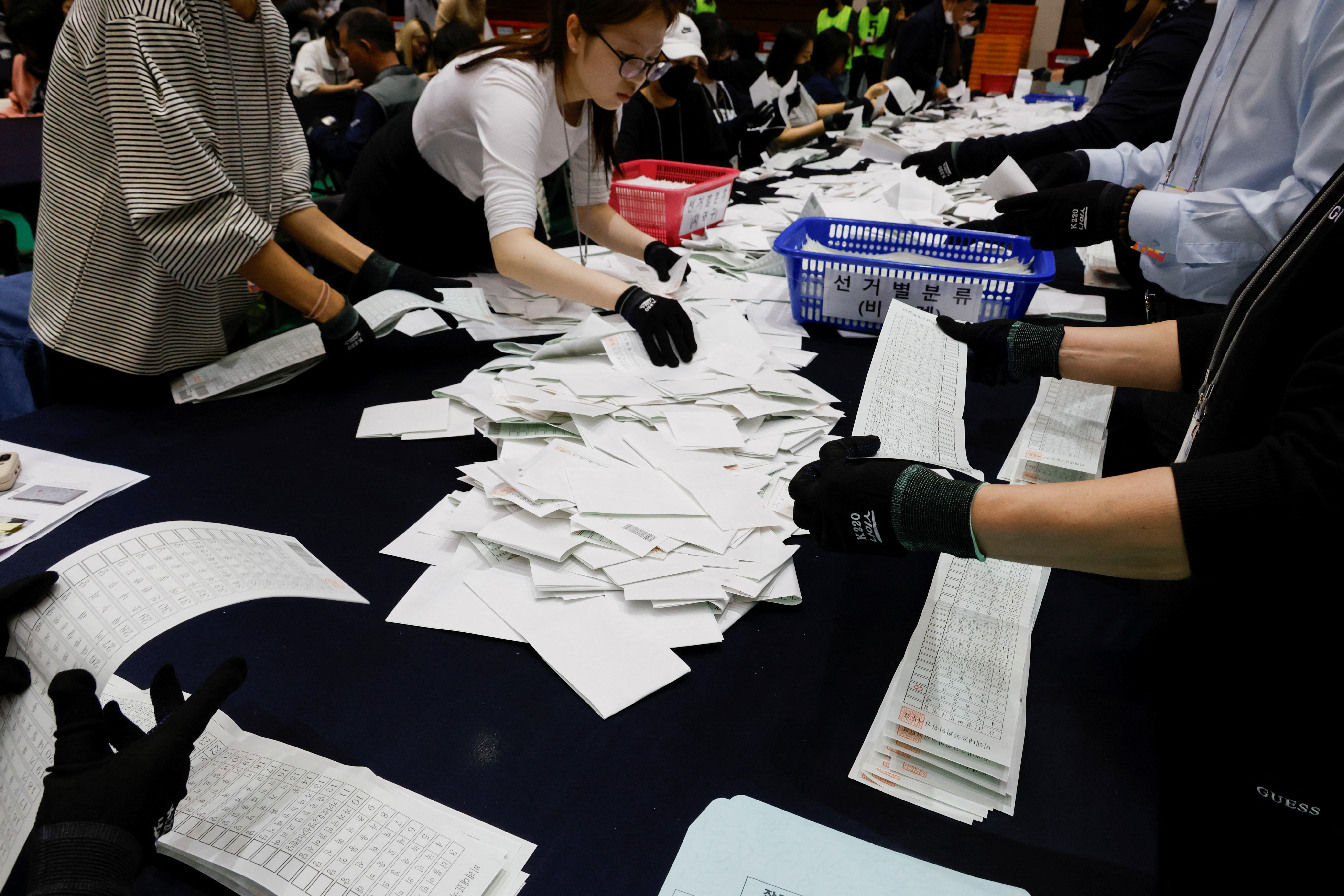 根据已开出99%选票的南韩国会选举结果显示，最大在野党共同民主党确定获得压倒性胜利。路透