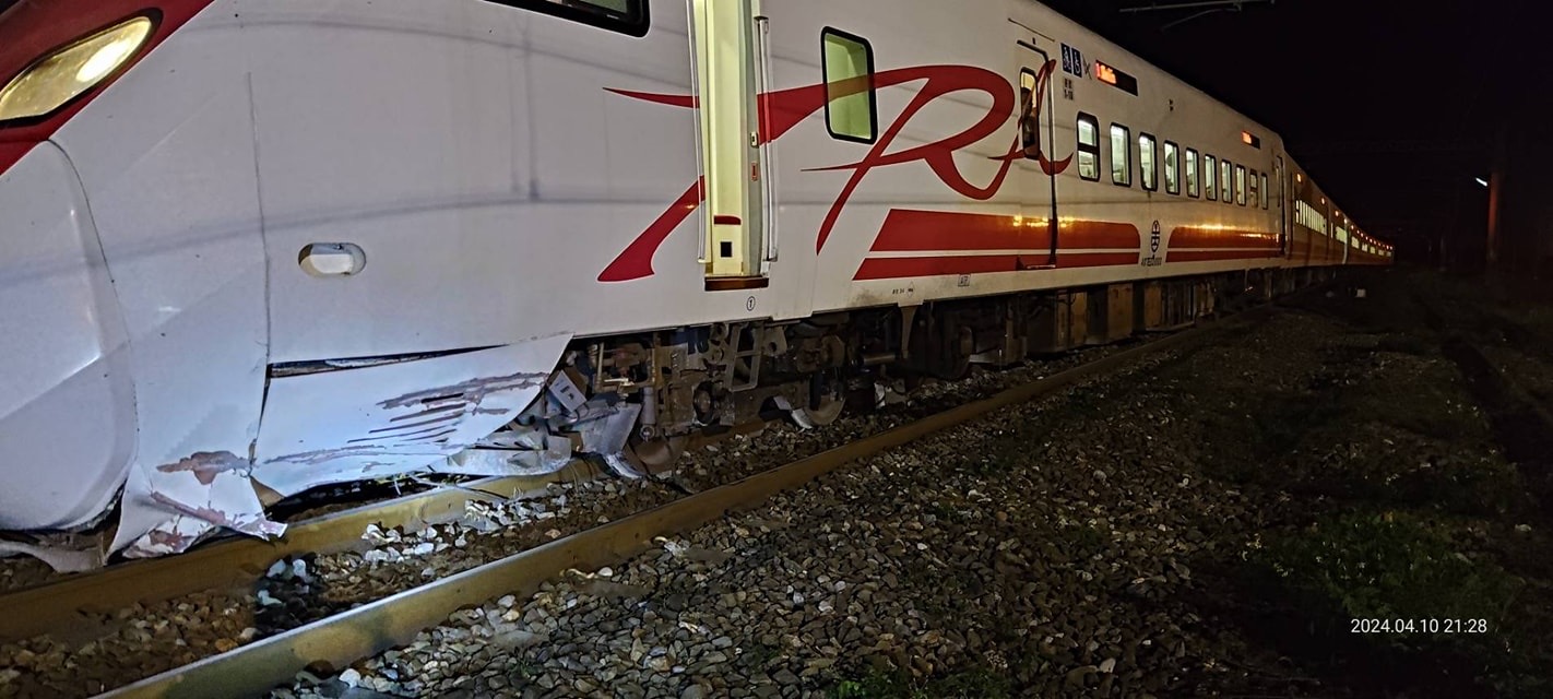 台铁445车次普悠玛号疑似在和平站撞到落石而出轨。图／撷取自「以苏花公路即时路况为主的平台」脸书粉丝页