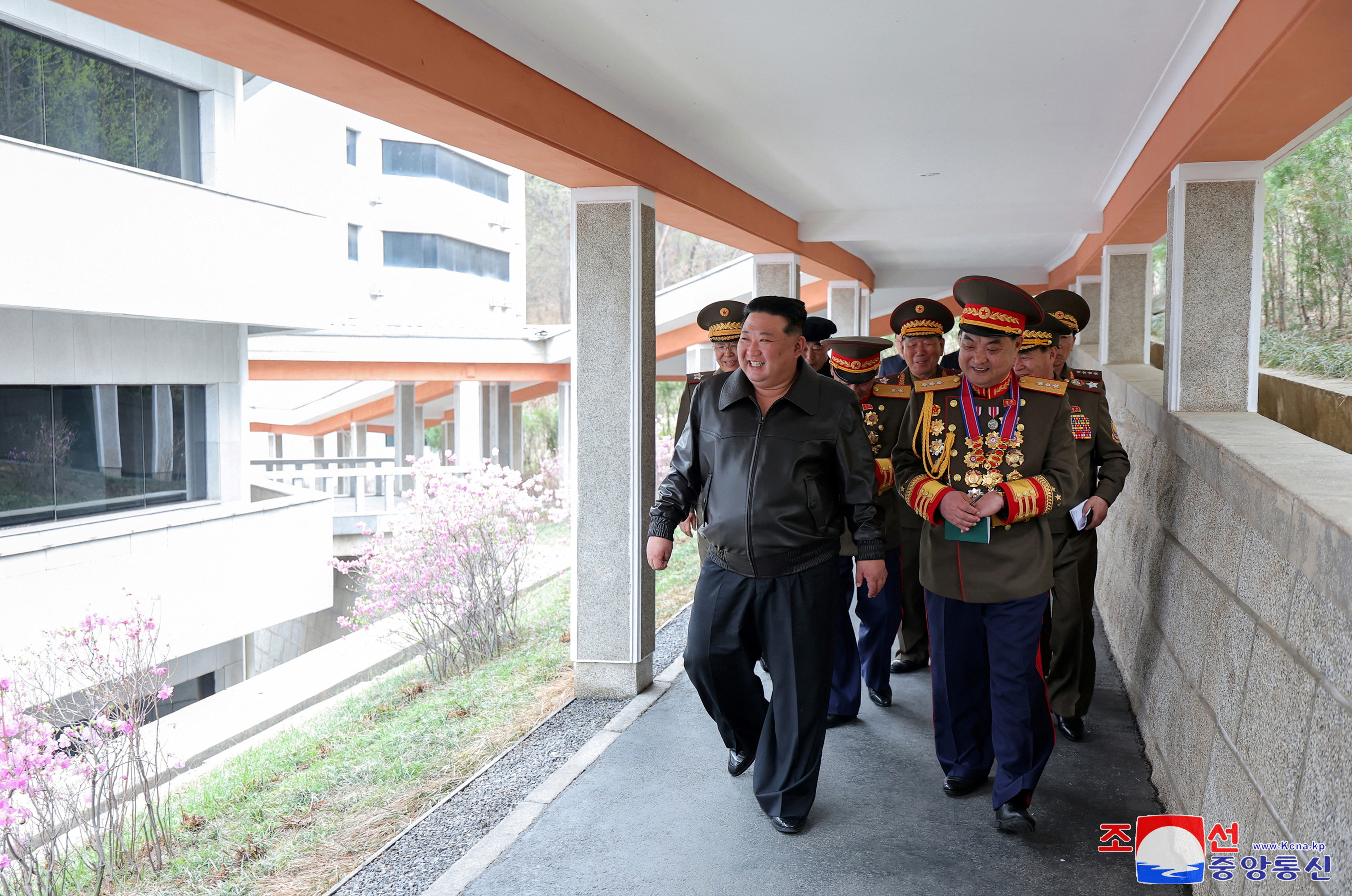 北韩领导人金正恩10日视察以他父亲命名的「金正日军政大学」。路透