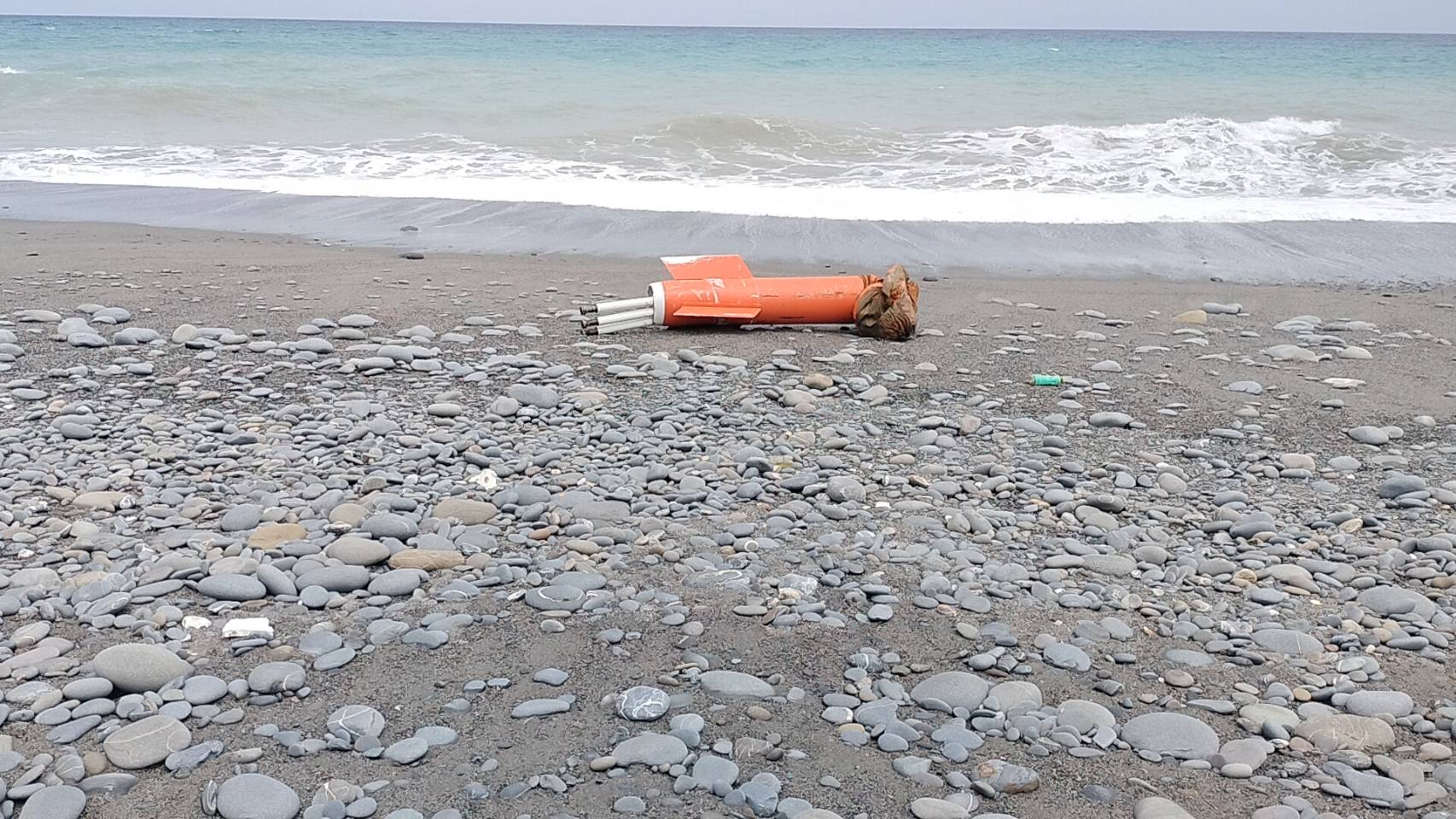 台东县达仁乡南田海边有民众今早发现疑似飞弹物体，且残骸散落2处。记者尤聪光／摄影