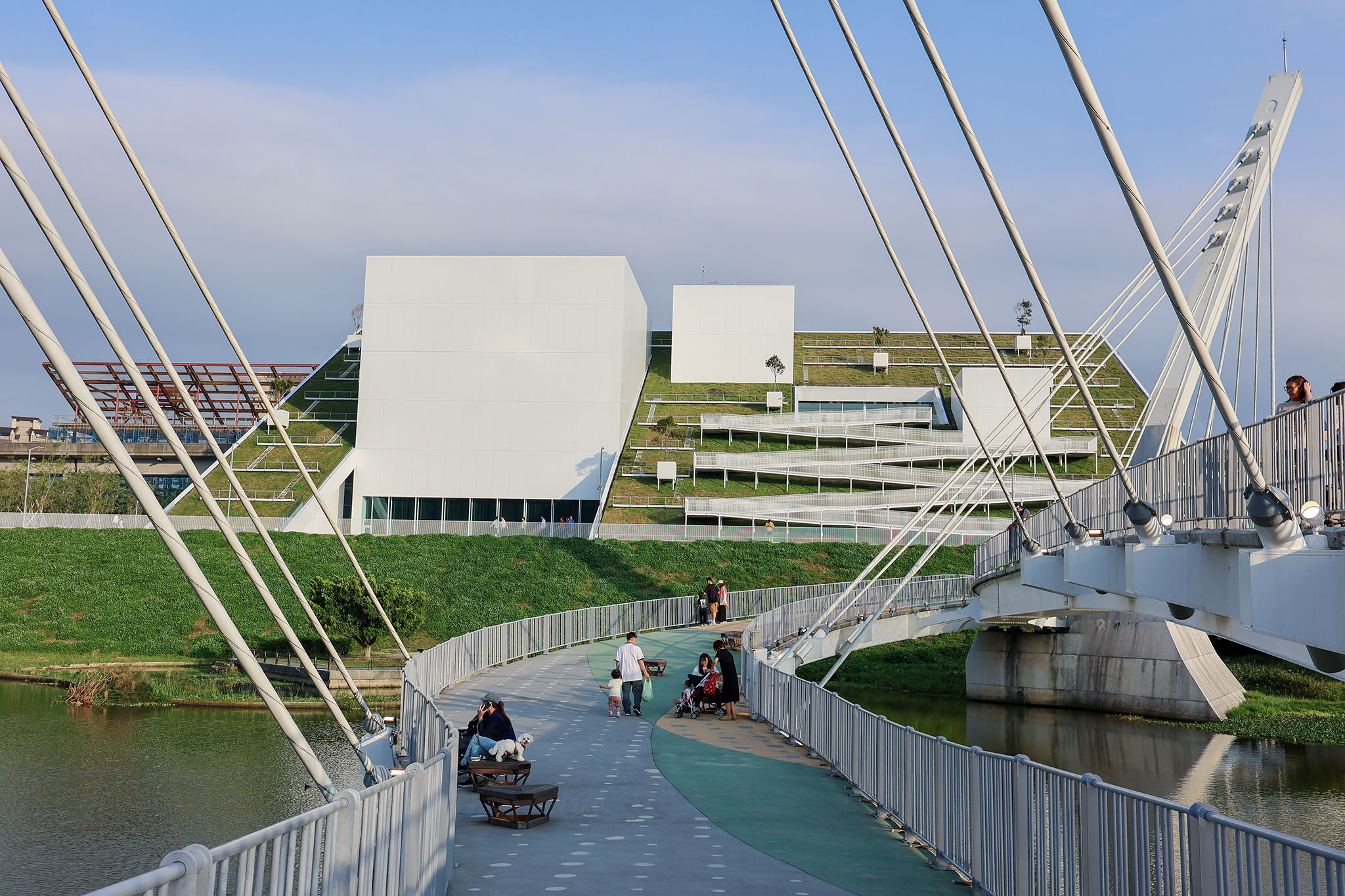 普立兹克建筑奖最新得主日本建筑师山本理显设计的桃园市儿童美术馆月初开幕，这座山丘般的美术馆，最大亮点之一是绿屋顶与纯白建筑交织的美感。图／桃美馆提供、范文芳摄影