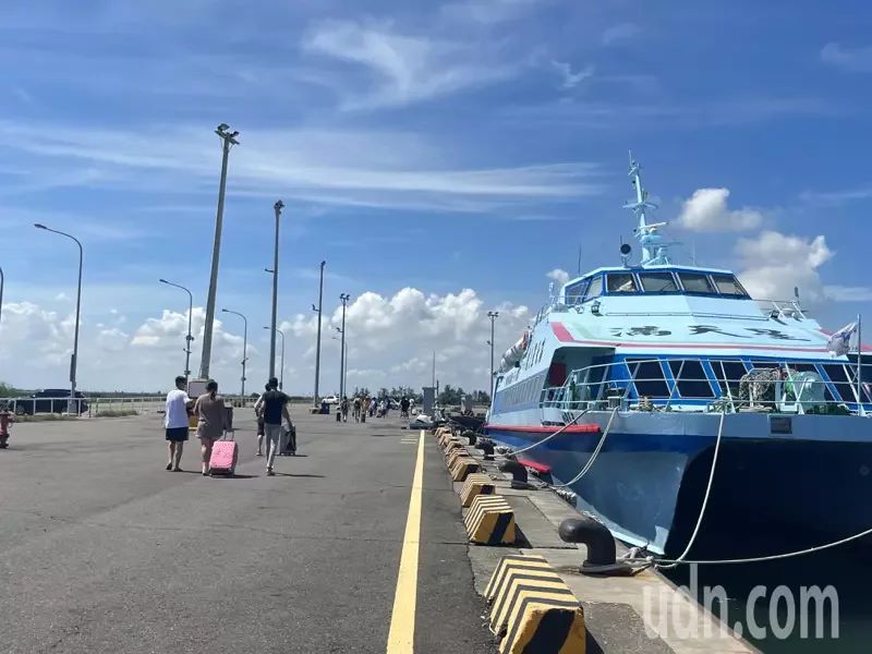 嘉义县布袋商港与澎湖马公之间海上蓝色公路，上月底复航，清明连假迎来近2万航运人次。图／联合报资料照片