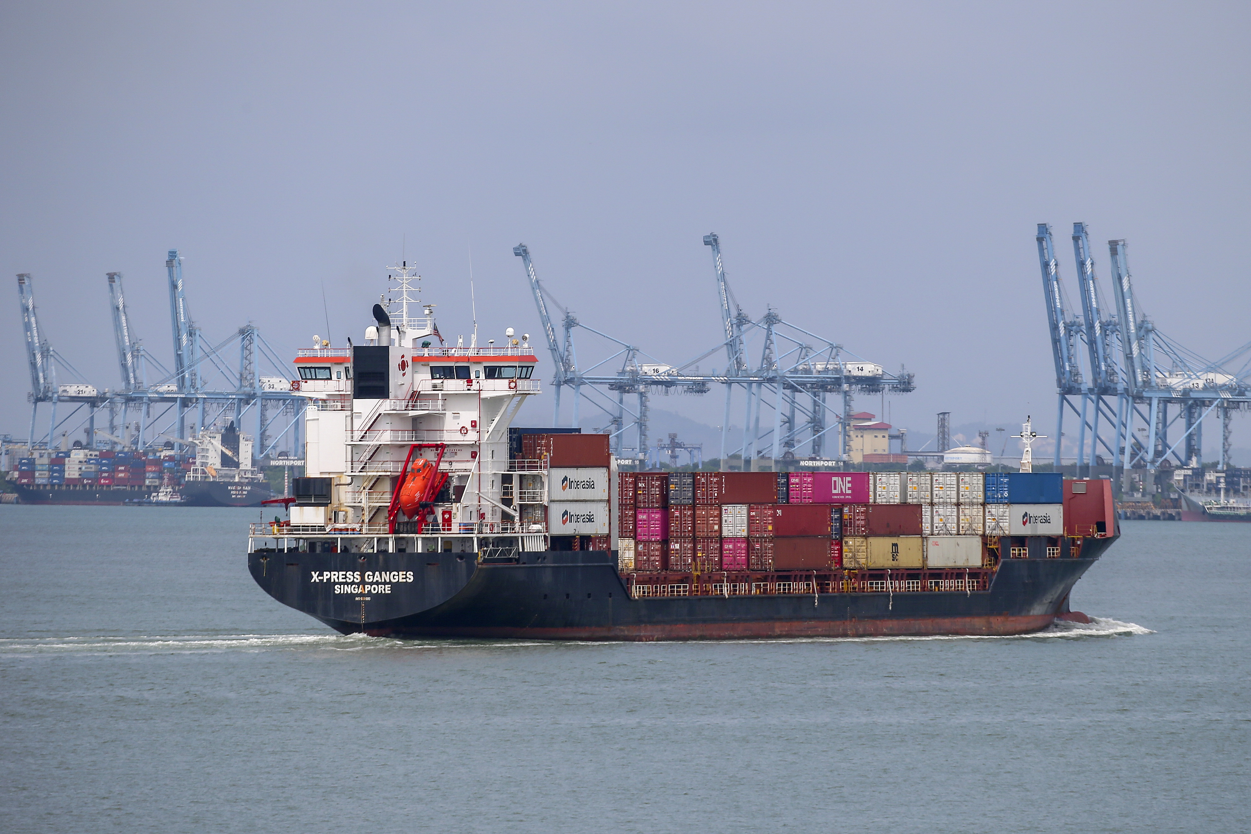 一艘货柜轮由新加坡港出发，前住马来西亚巴生港。  欧新社